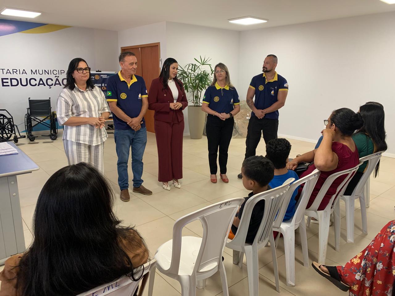 Secretária Anice Moura celebrou a parceria com o Rotary Club para facilitar o dia a dia das crianças e de seus familiares - Divulgação