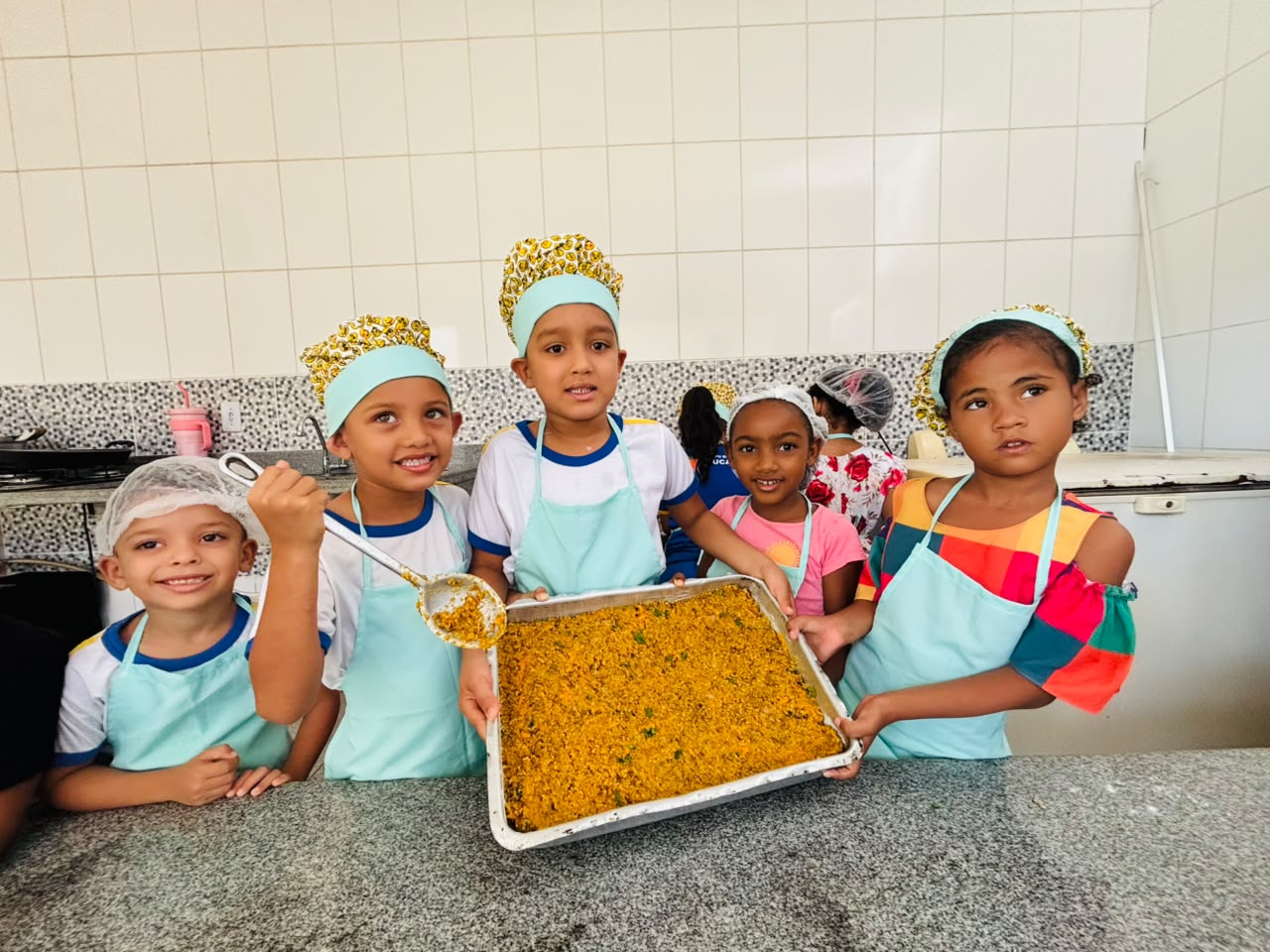Atividade uniu aprendizado prático e nutrição, ensinando os pequenos sobre o bom uso dos ingredientes. - Foto: Divulgação