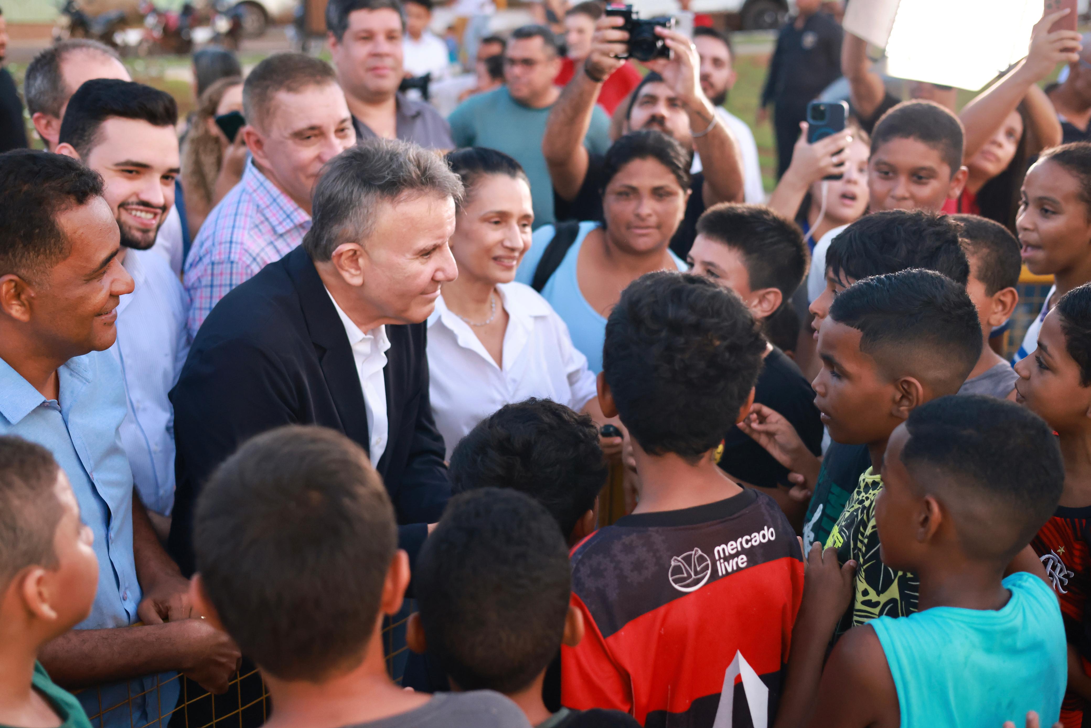 Prefeito Eduardo Siqueira e a primeira-dama, Polyanna Siqueira, durante entrega da praça na região sul