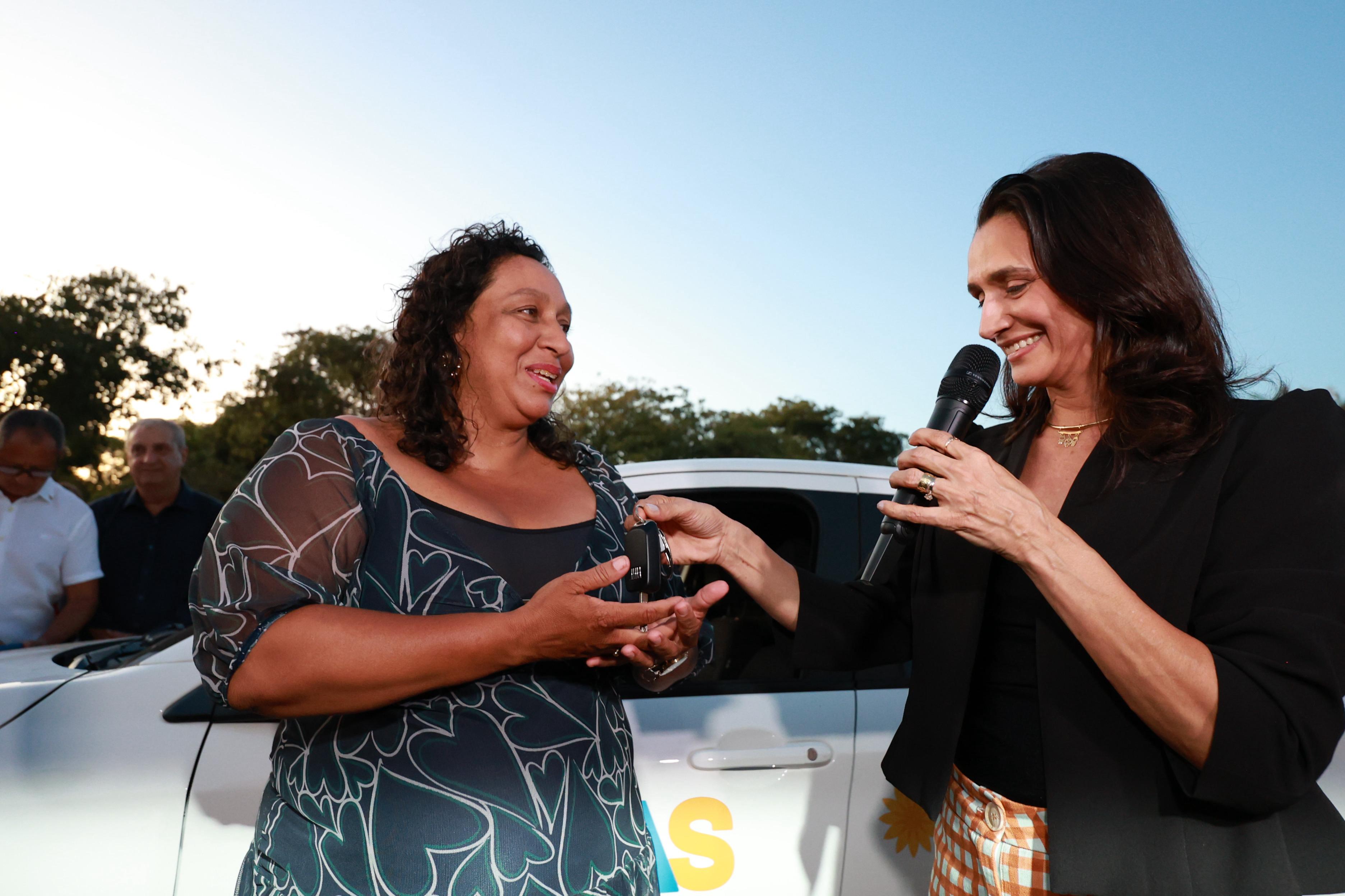 Primeira-dama e secretária de Ação Social entregando a chave do carro para a gerente do Cras Xerente, no Jardim Taquari
