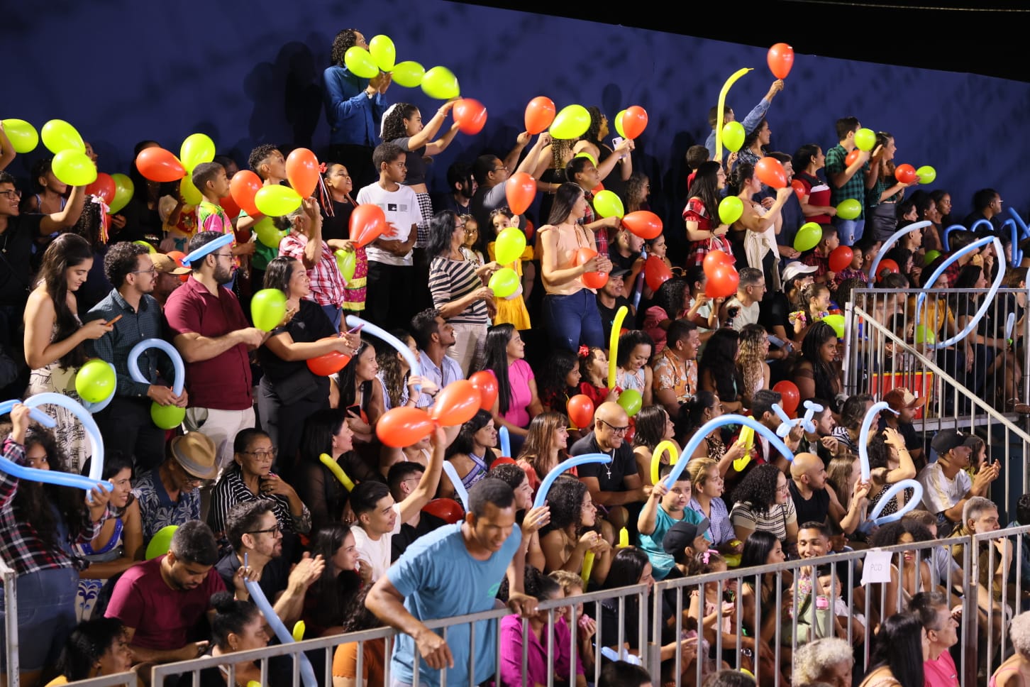 Arena lotada e torcidas presente para apresentação das Juninas