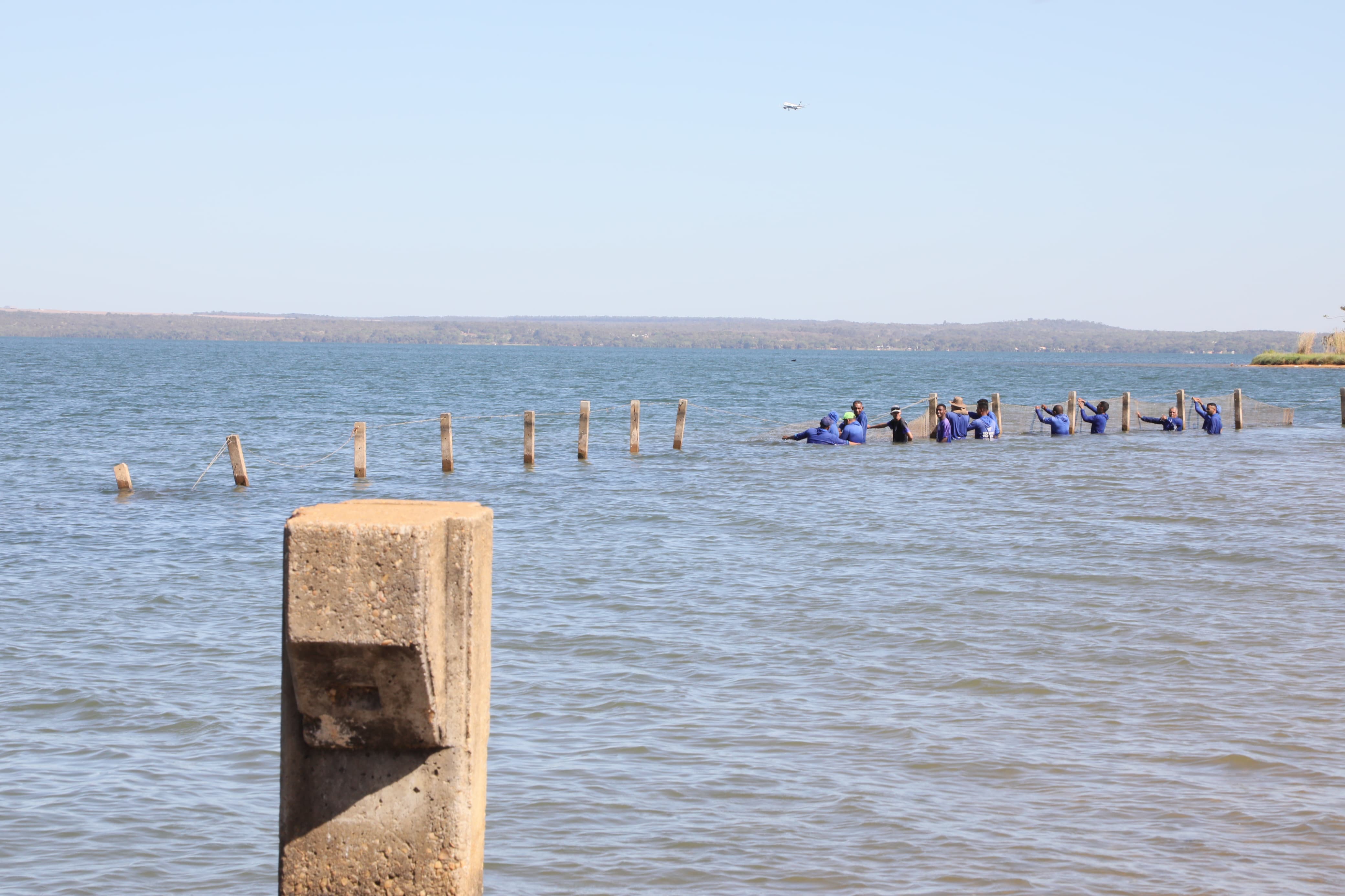 Equipes iniciaram a instalação das telas na Praia do Caju