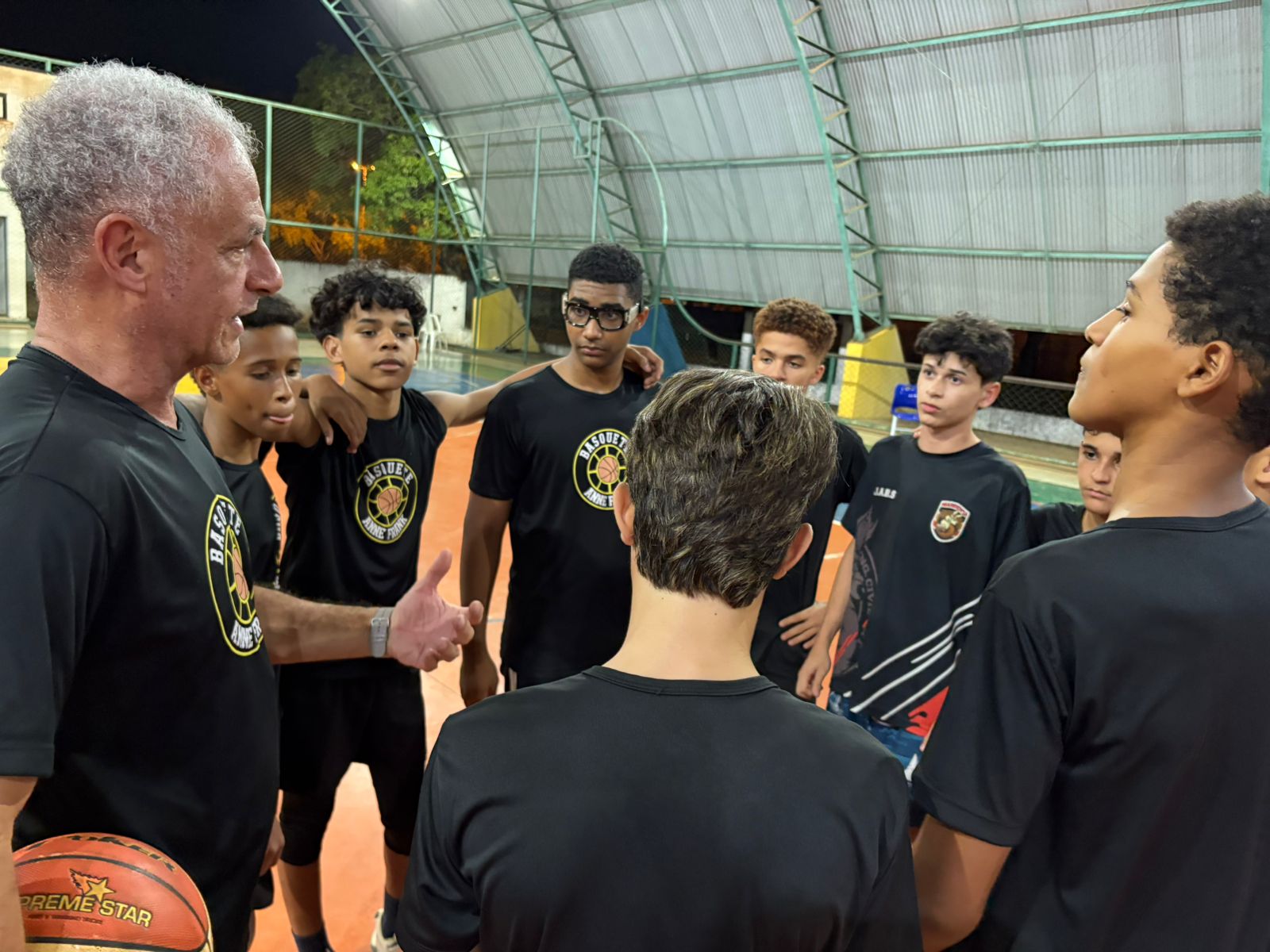 Escola Municipal Anne Frank classifica três equipes de basquete para a etapa nacional dos JEBs 2026 e Jogos da Juventude