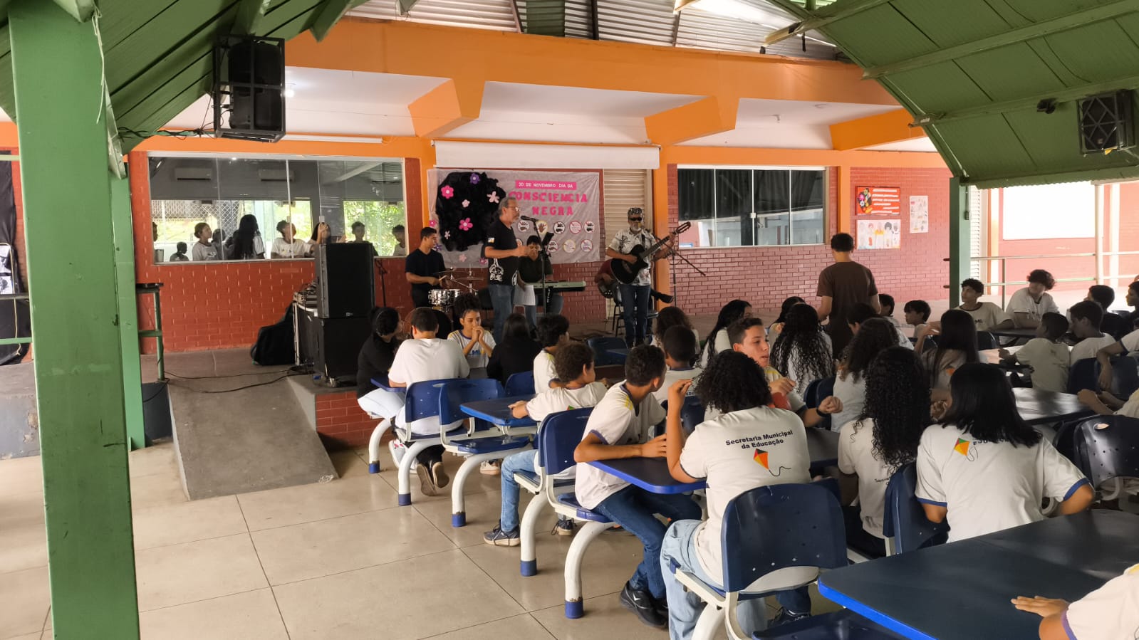 As crianças reagem com alegria e curiosidade às apresentações dos artistas