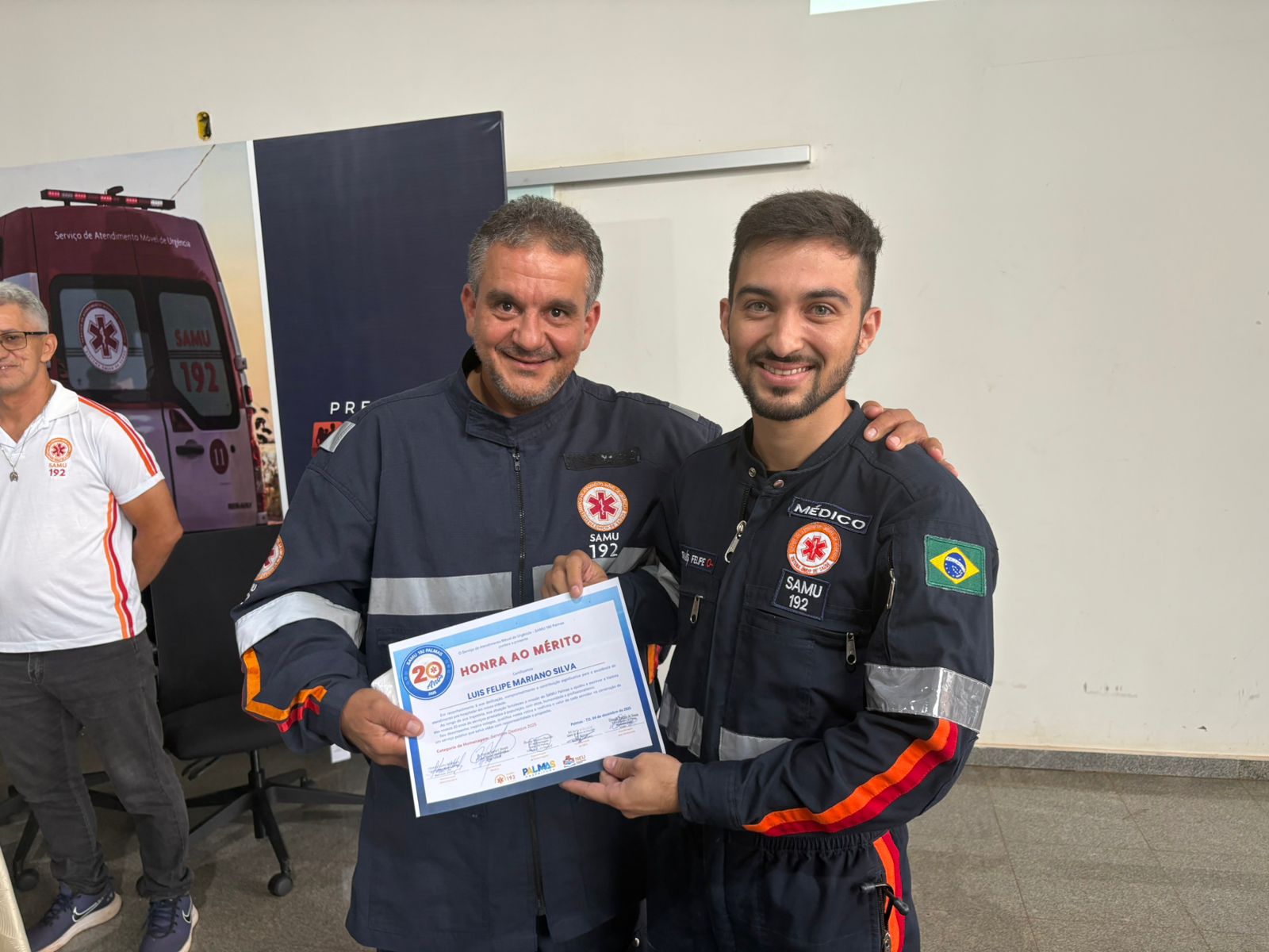 Entrega de certificados aos profissionais que se destacaram ao longo do ano