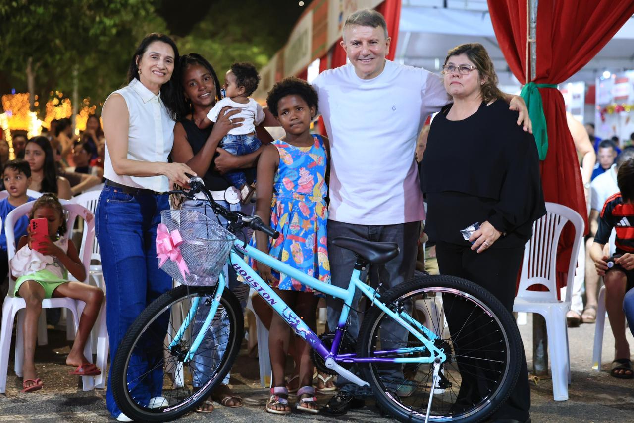 Prefeito, primeira-dama e presidente da Fundação Cultural, Luara Aquino, com a família da pequena Mykaelly 