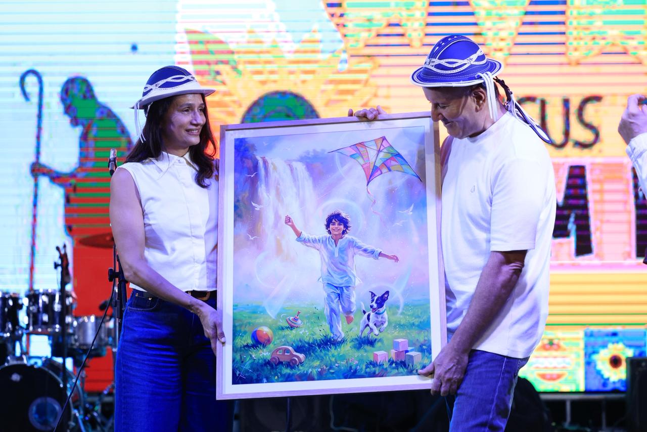 Primeira-dama Polyanna Siqueira e o prefeito Eduardo Siqueira recebendo uma homenagem