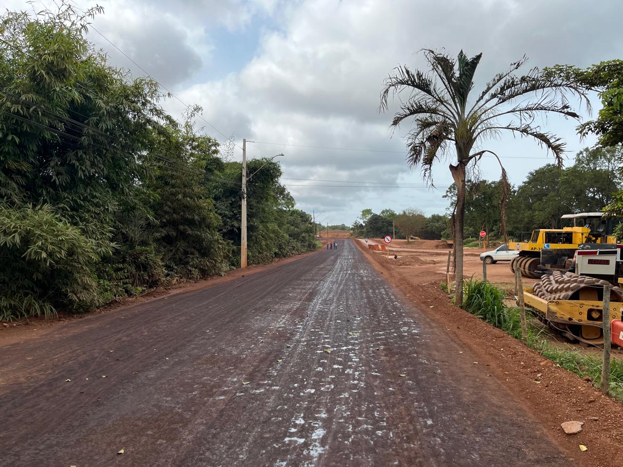 Trecho da via pronto para receber a pavimentação asfáltica