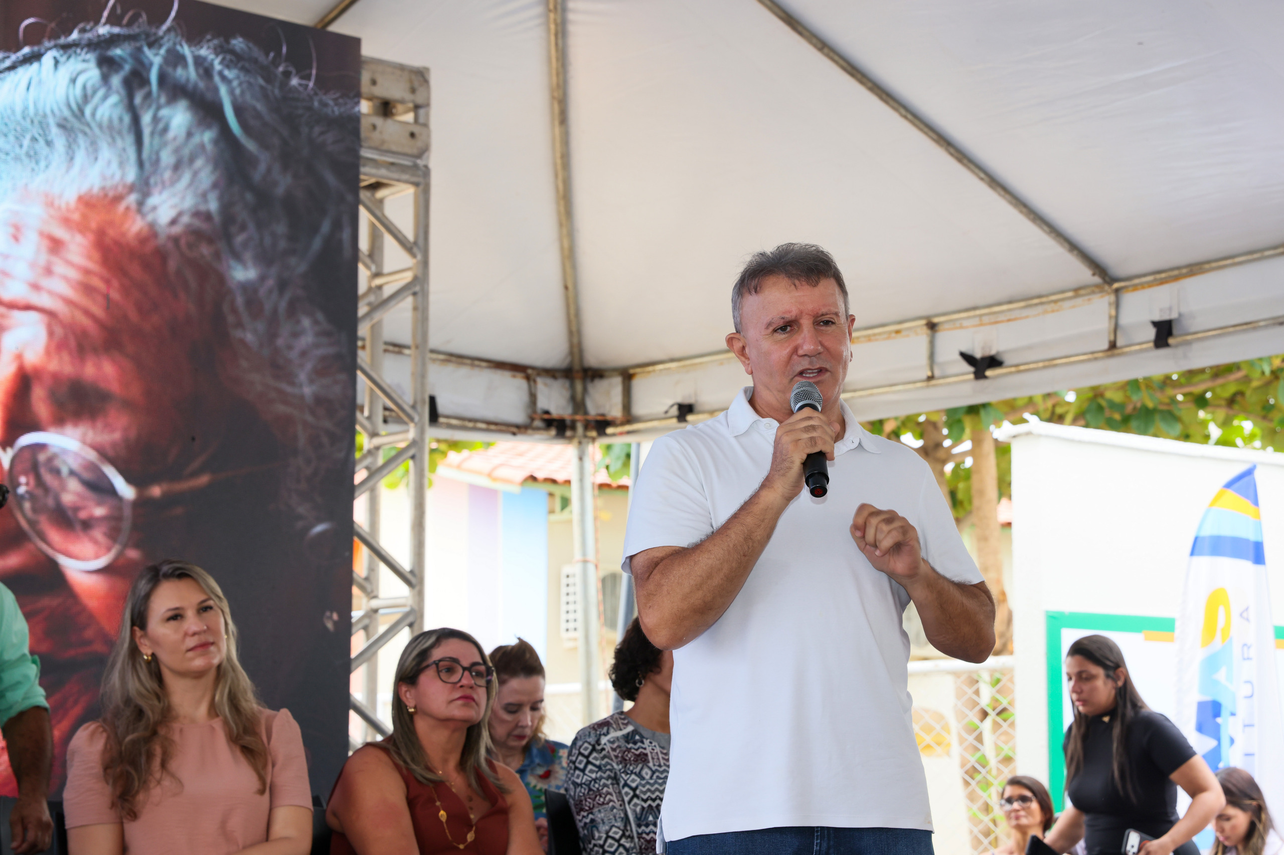 Prefeito Eduardo Siqueira Campos assina decreto que regulamenta a concessão dos benefícios eventuais