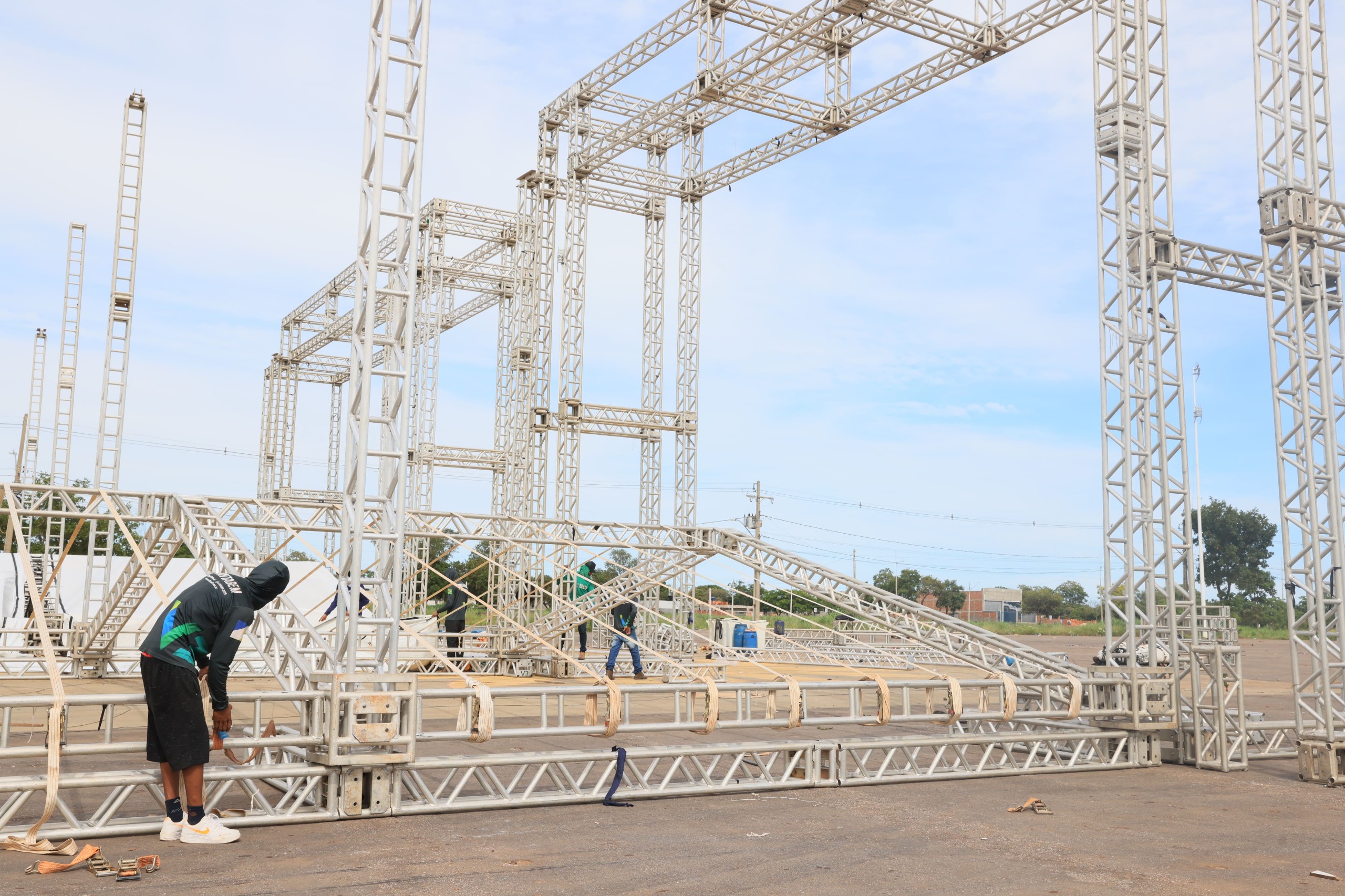 Estrutura do Palmas Capital da Fé começa ser montada no estacionamento do Estádio Nilton Santos
