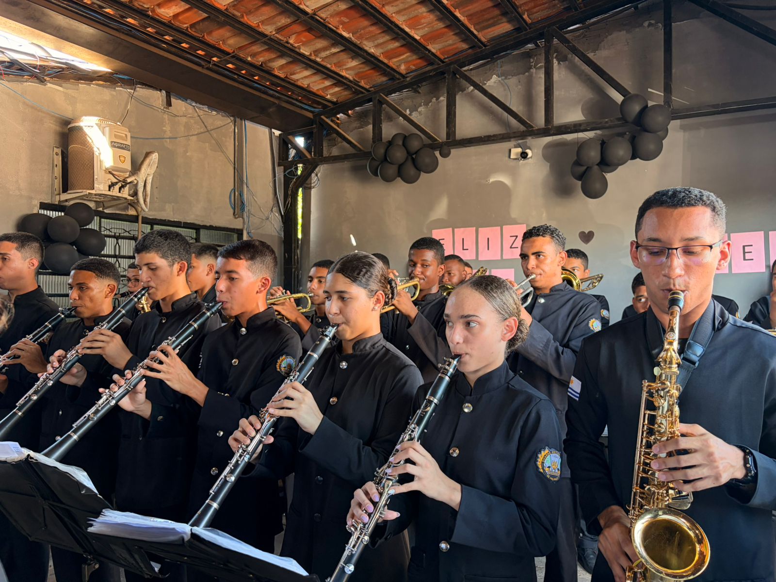 Orquestra Jovem da Guarda Metropolitana homenageia mães em centro de detenção