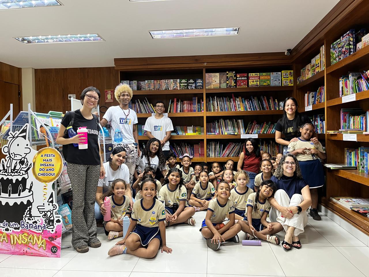 Estudantes da ETI Padre Josimo participam de aula de campo em livraria de Palmas