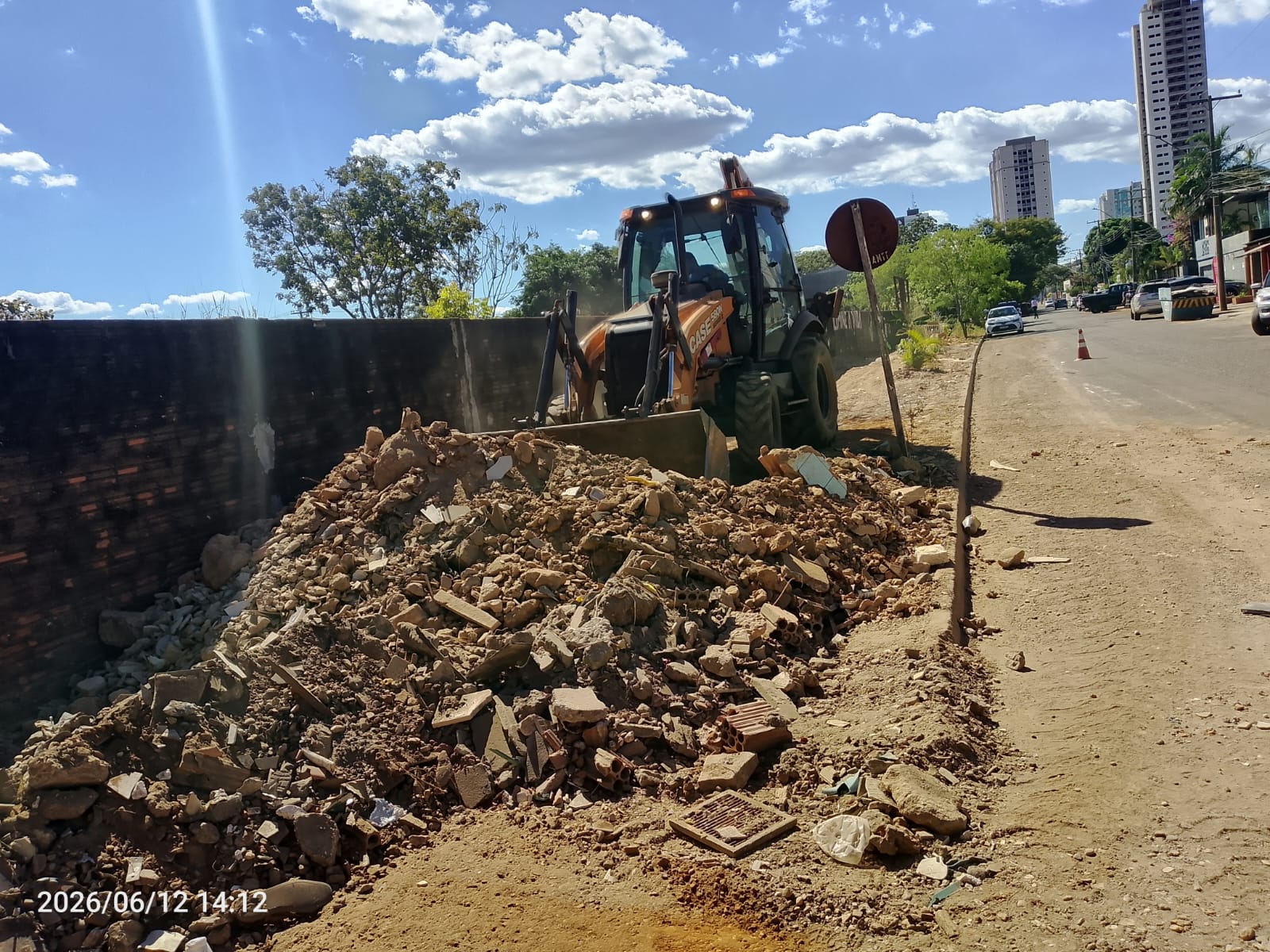Prefeitura recolhe entulhos e objetos descartados irregularmente em diversos locais da Capital
