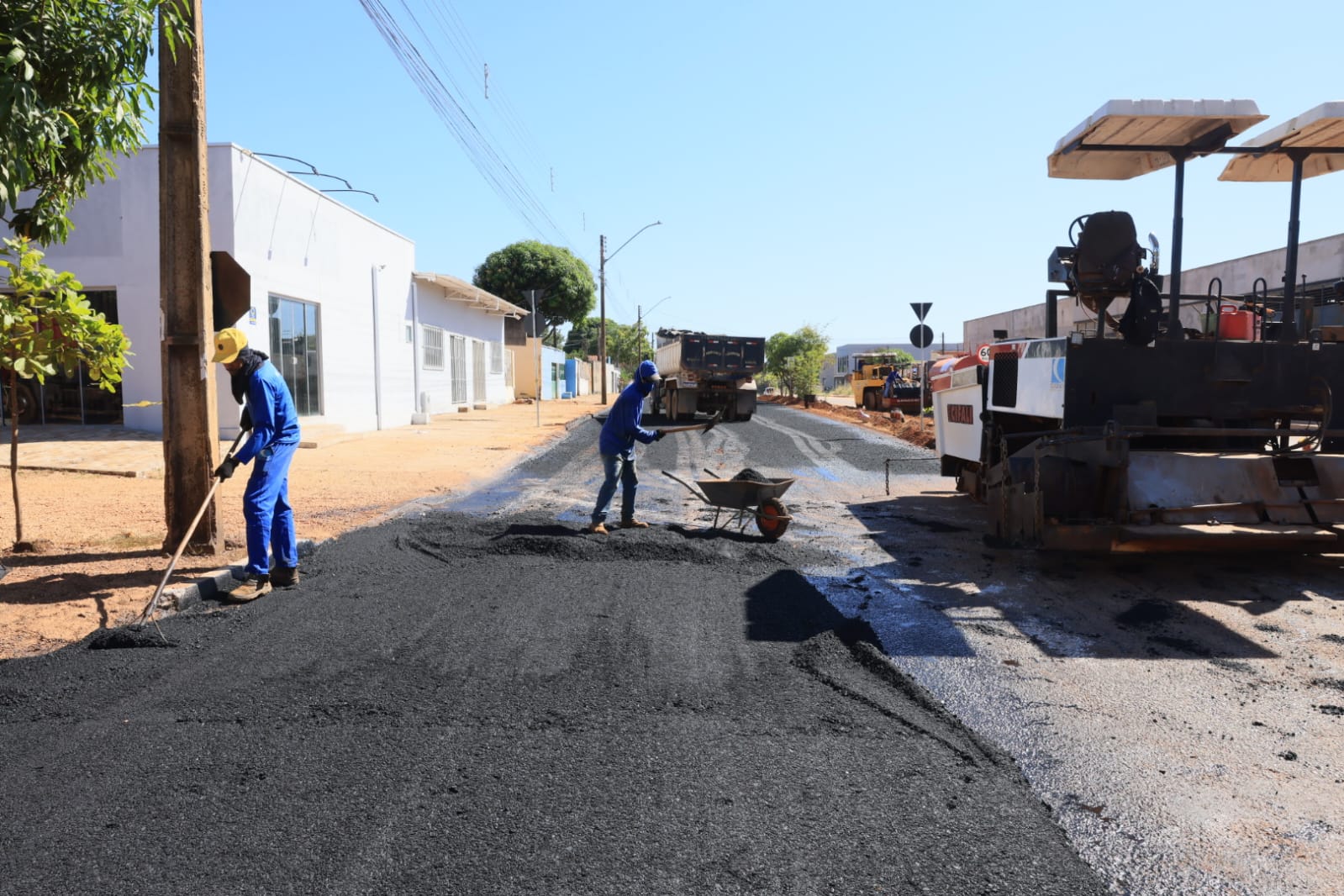 Avenida Raimundo Galvão no setor Santa Fé recebe pavimentação em obra da Prefeitura de Palmas