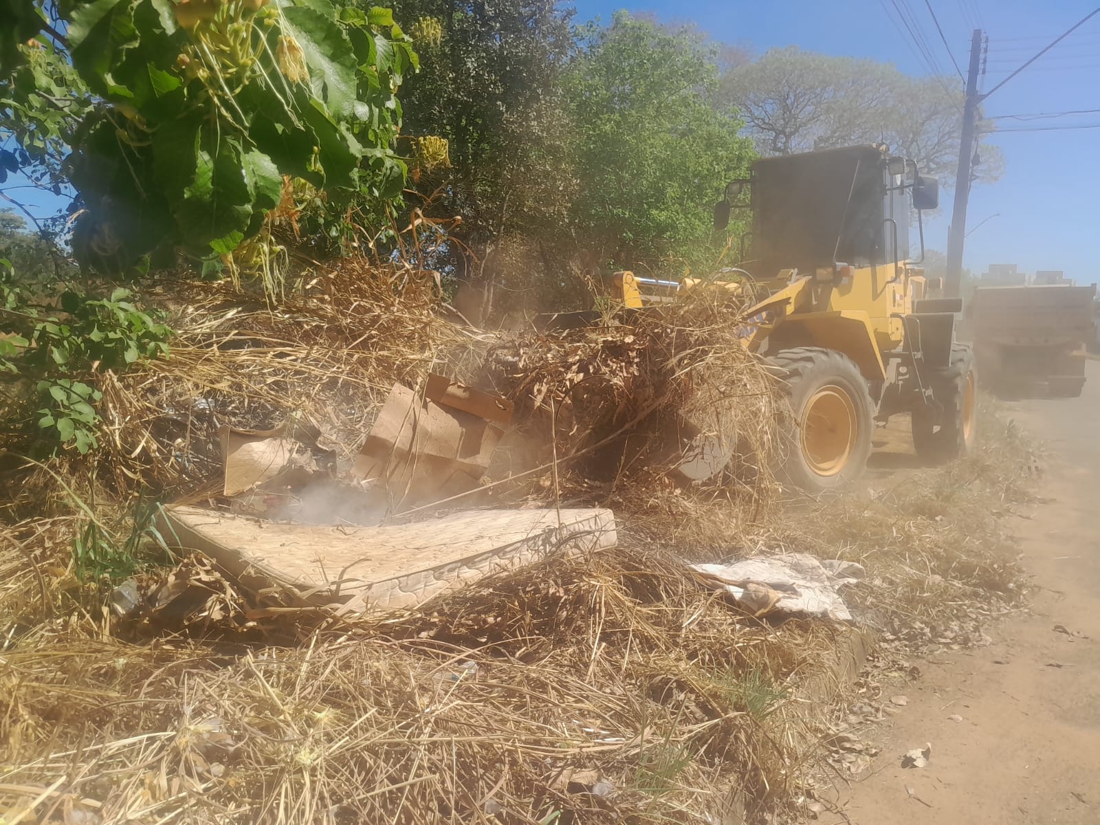 Prefeitura remove entulhos na Praia da Graciosa, Avenida JK e quadras da região sul e norte da Capital