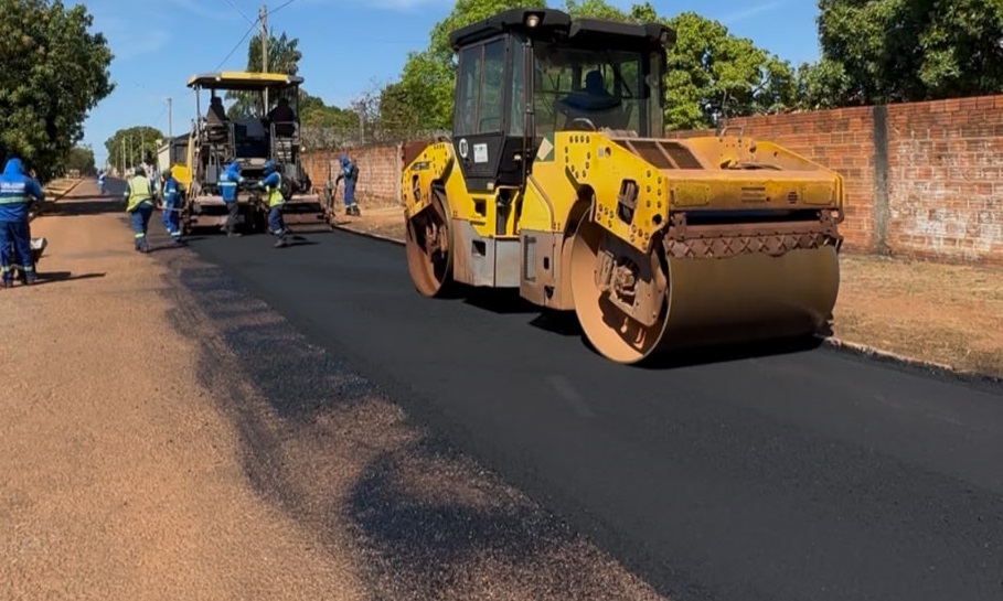 Avenidas do Jardim Aureny IV recebem obras de recapeamento asfáltico