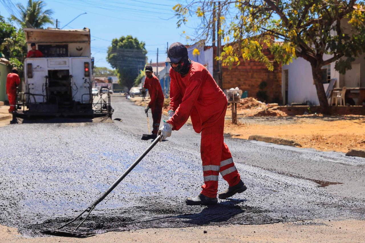 Quadra da região norte de Palmas recebe obras de recapeamento asfáltico