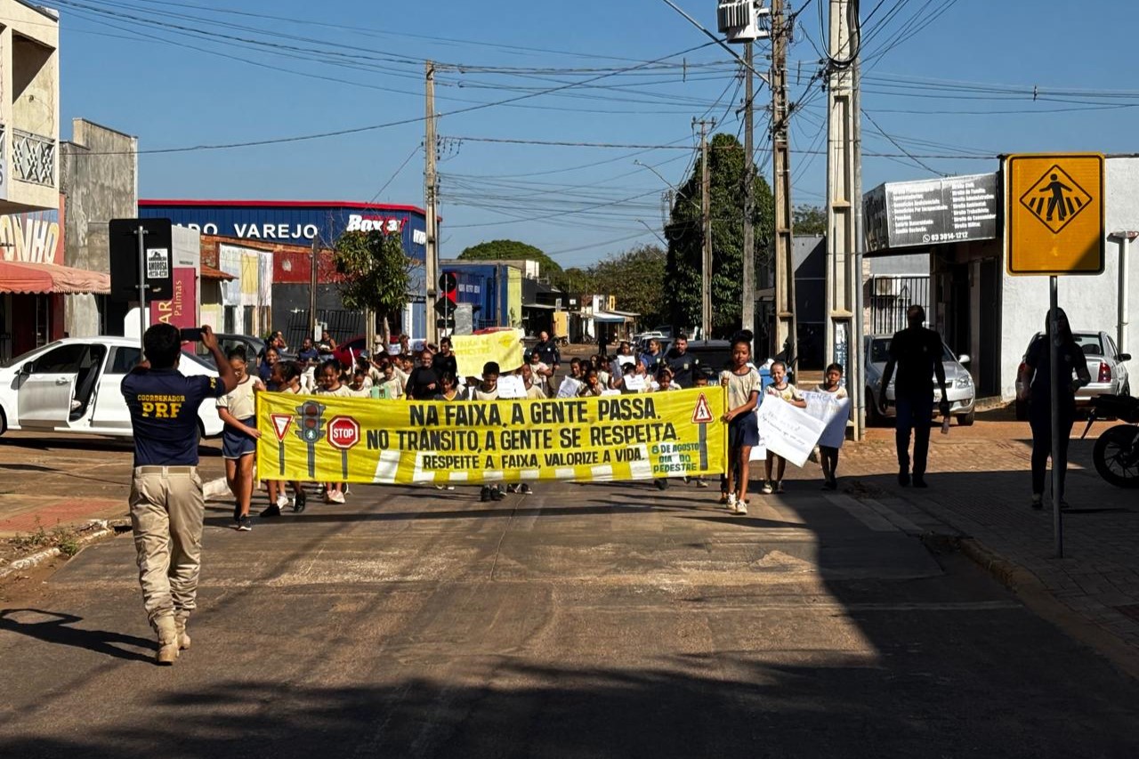 Alunos da ETI Padre Josimo realizam caminhada levando conscientização sobre o Dia do Pedestre