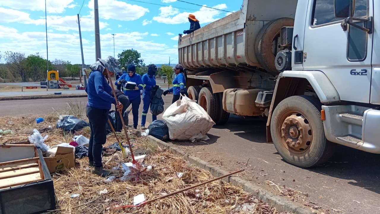 Prefeitura de Palmas realiza limpeza da praça e manutenção de equipamentos no Jardim Vitória I