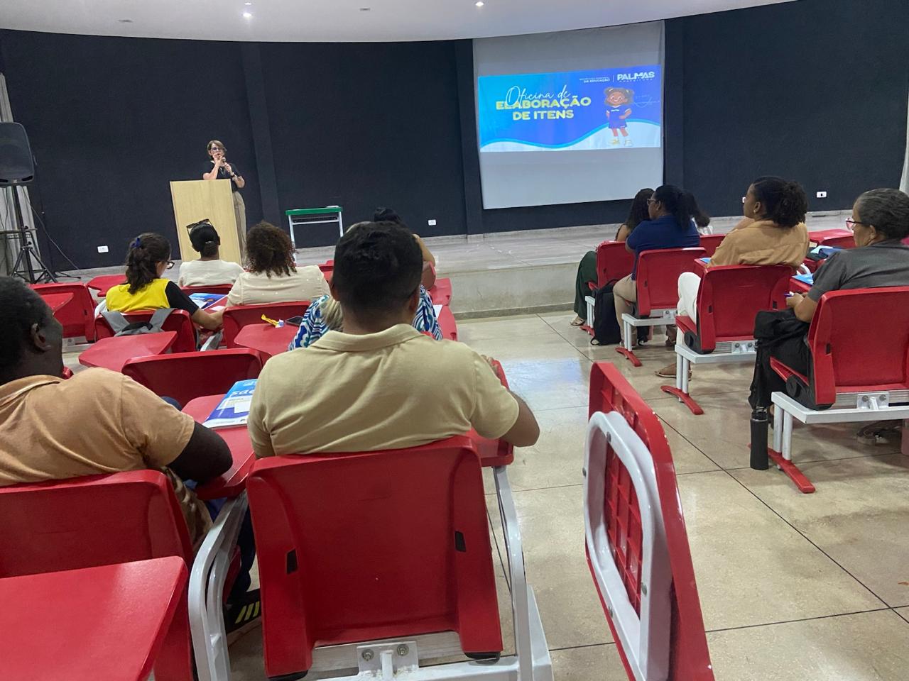 Professores da rede municipal participam de oficina para aprimorar elaboração de itens avaliativos