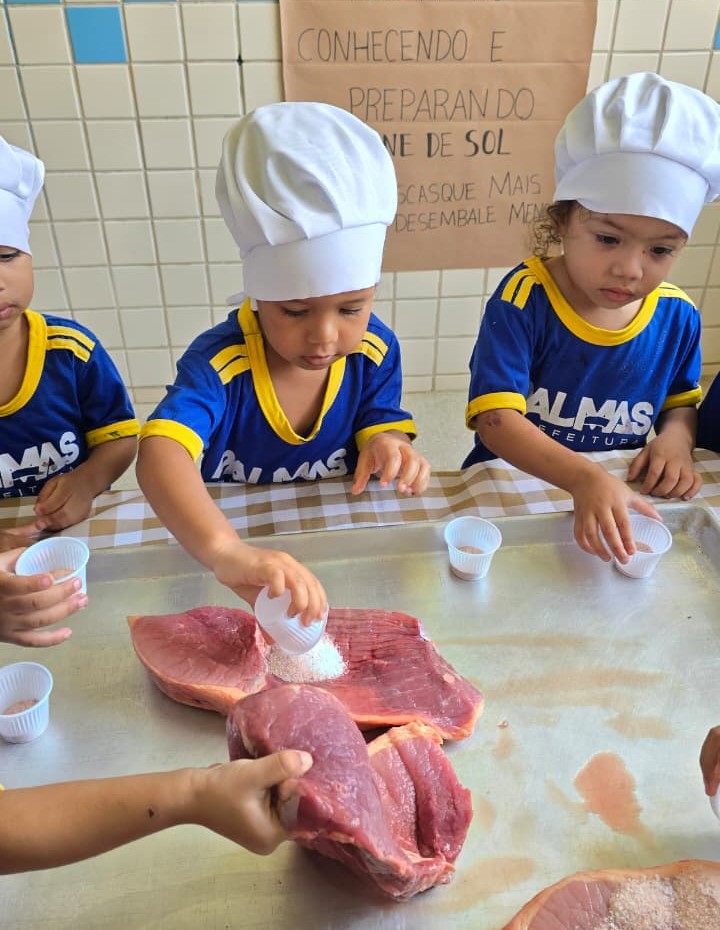 Alunos do Cmei Sementinhas do Saber produzem paçoca de carne de sol em projeto de alimentação saudável