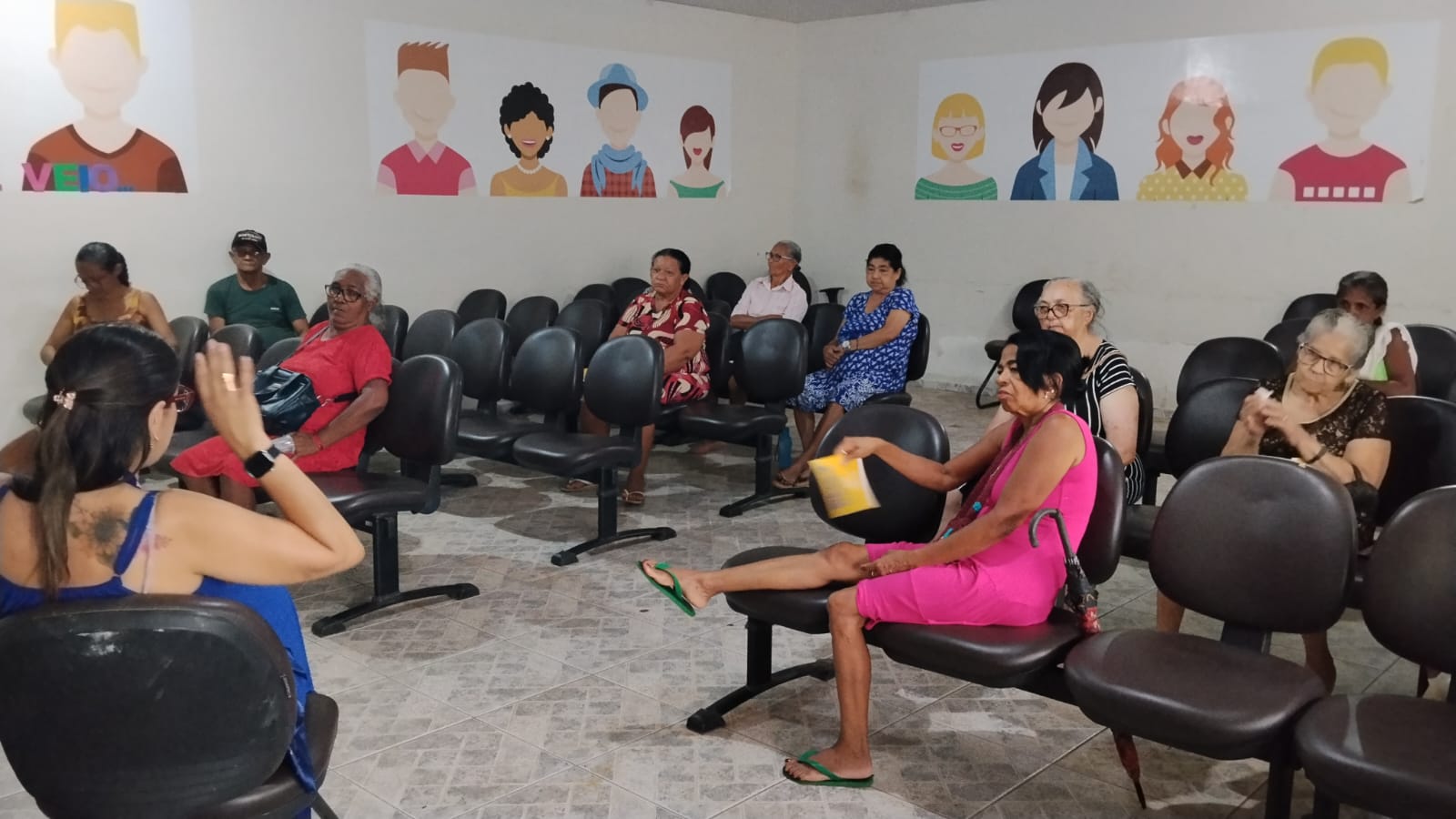 Idosos participam de palestra sobre educação financeira e prevenção de golpes no Cras Pankararu, em Palmas