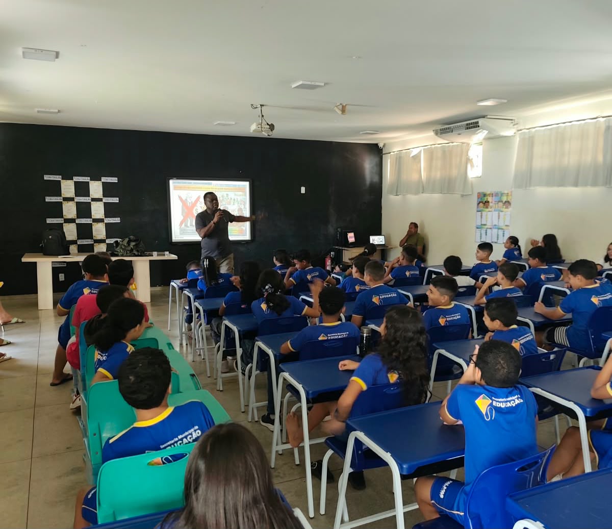Alunos da ETI Cora Coralina participam do Projeto Escola que Transforma em parceria com o Sebrae