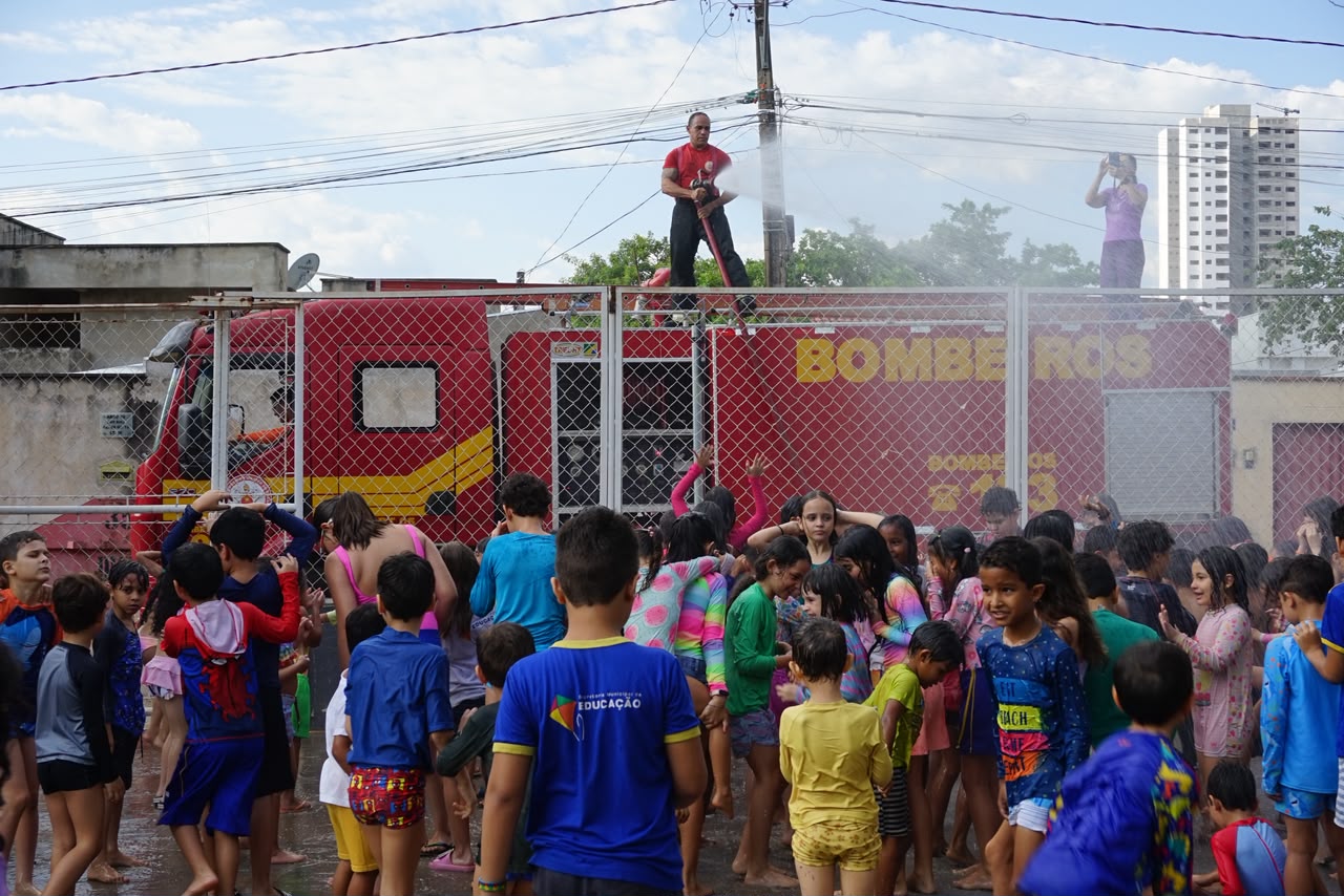 Semana da Criança no Cmei Carrossel garante muita alegria com banho de mangueira