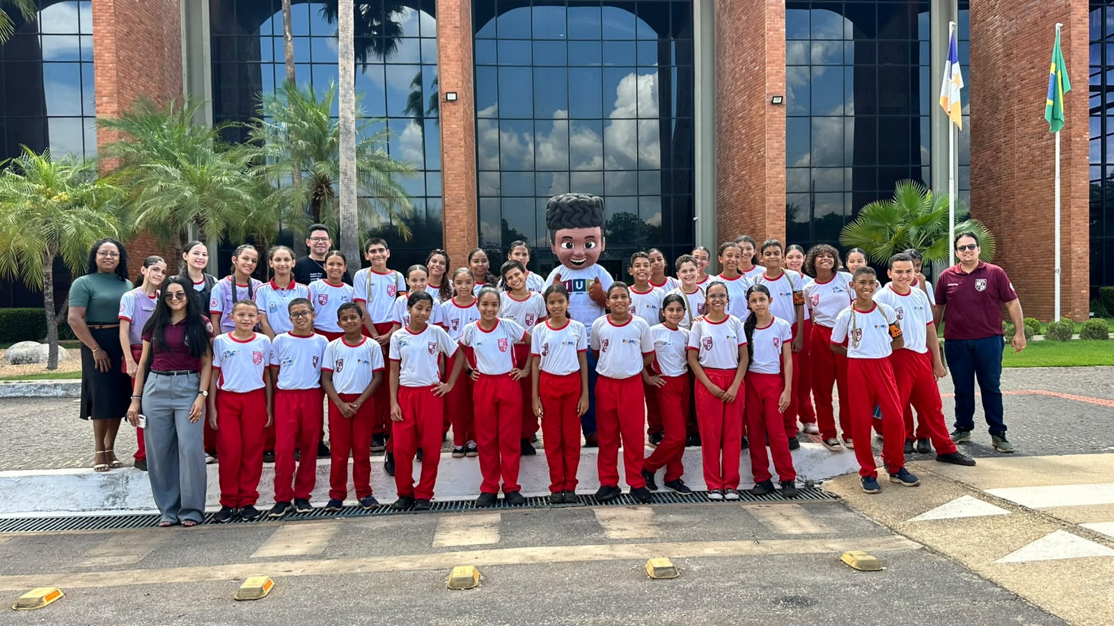 Alunos da ETI Margarida Lemos visitam sede do TJTO em ação nacional do Judiciário