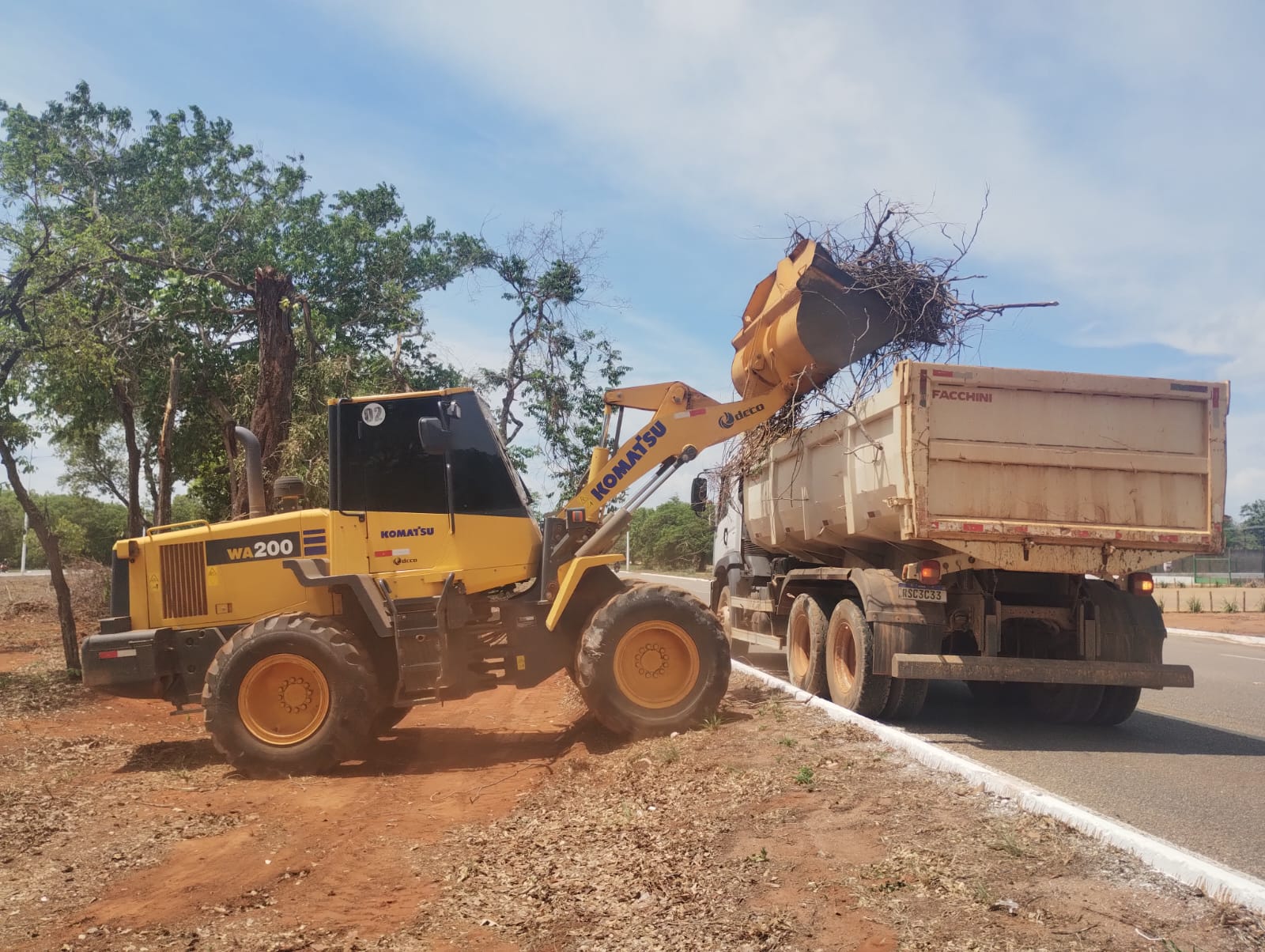 Zeladoria Urbana de Palmas realiza limpeza, tapa-buracos e manutenção de espaços públicos