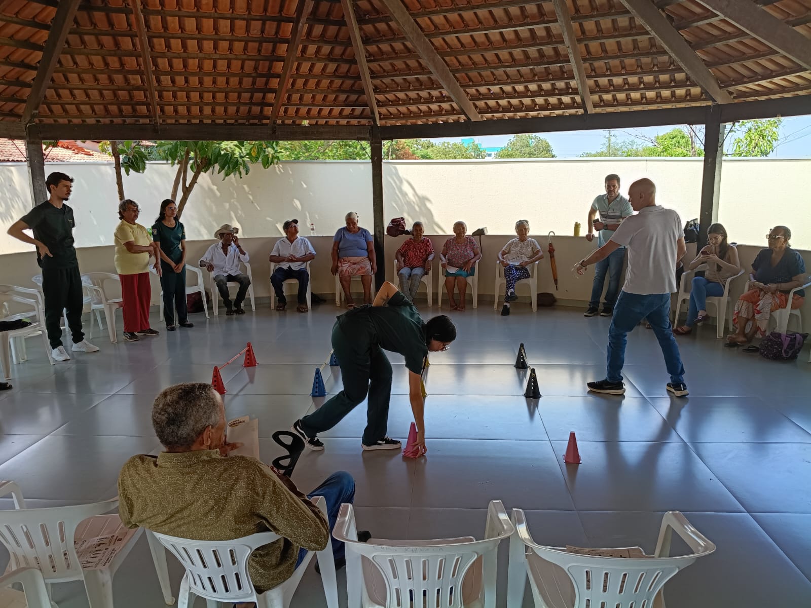 Cras Kanela recebe atendimentos de fisioterapia para grupo de pessoas idosas