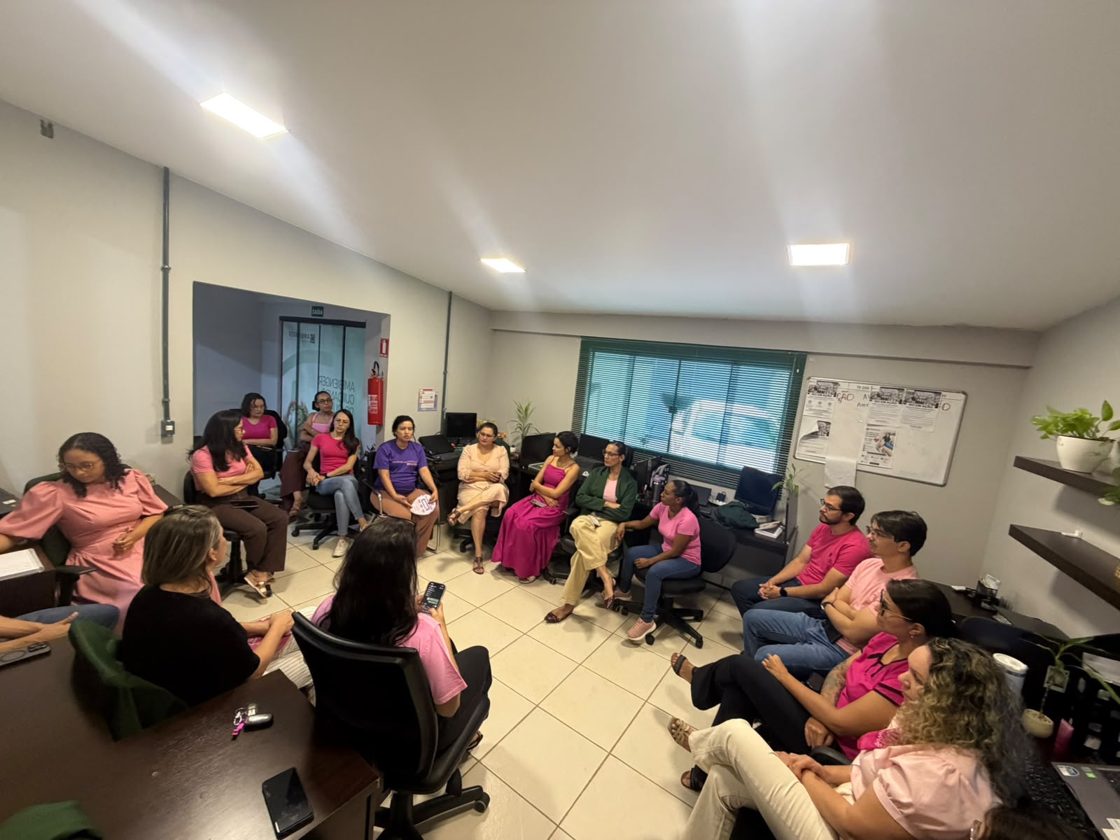 Secretaria Municipal da Mulher de Palmas leva informações sobre o combate à violência doméstica a ações do Outubro Rosa