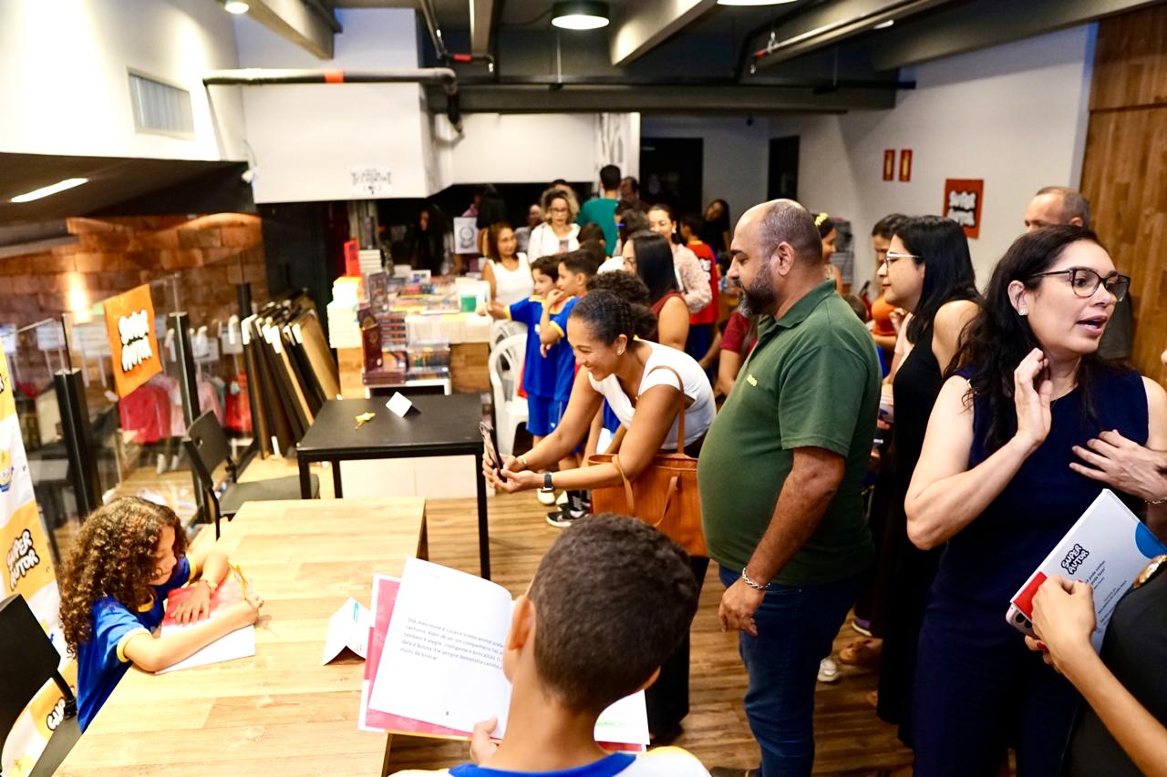 Alunos da ETI Olga Benário lançam livros autorais em sessão de autógrafos em livraria da Capital