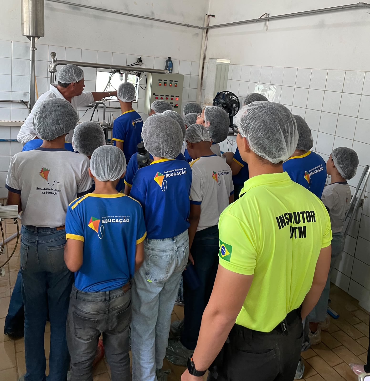 Alunos da Escola de Tempo Integral Daniel Batista visitam associação que fornece alimentos para a rede municipal de Palmas