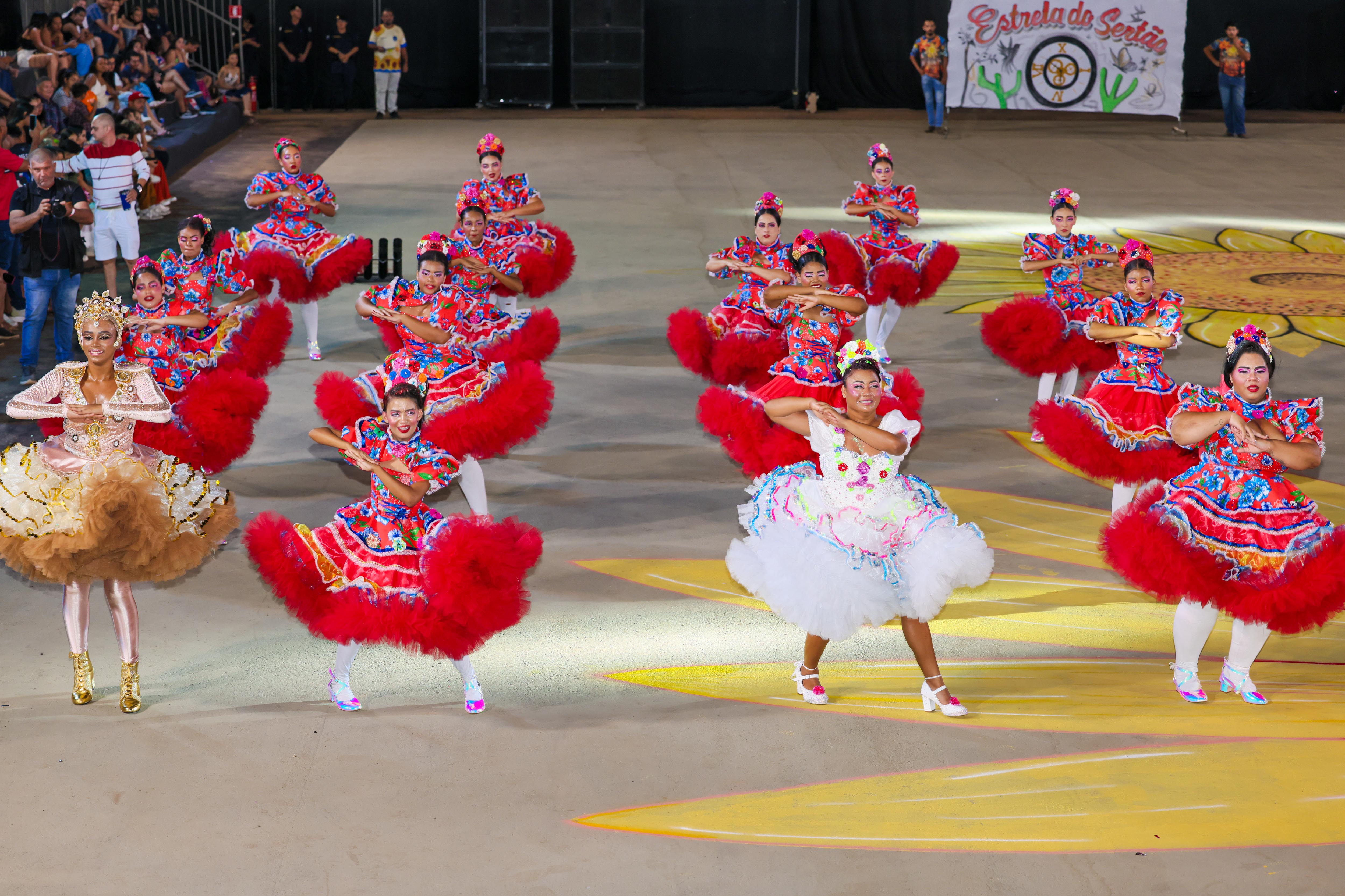 A emoção tomou conta da arena com o espetáculo "Andanças na Terra do Tempo", tema da quadrilha Estrela do Sertão, que encantou o público na terceira noite do Arraiá da Capital