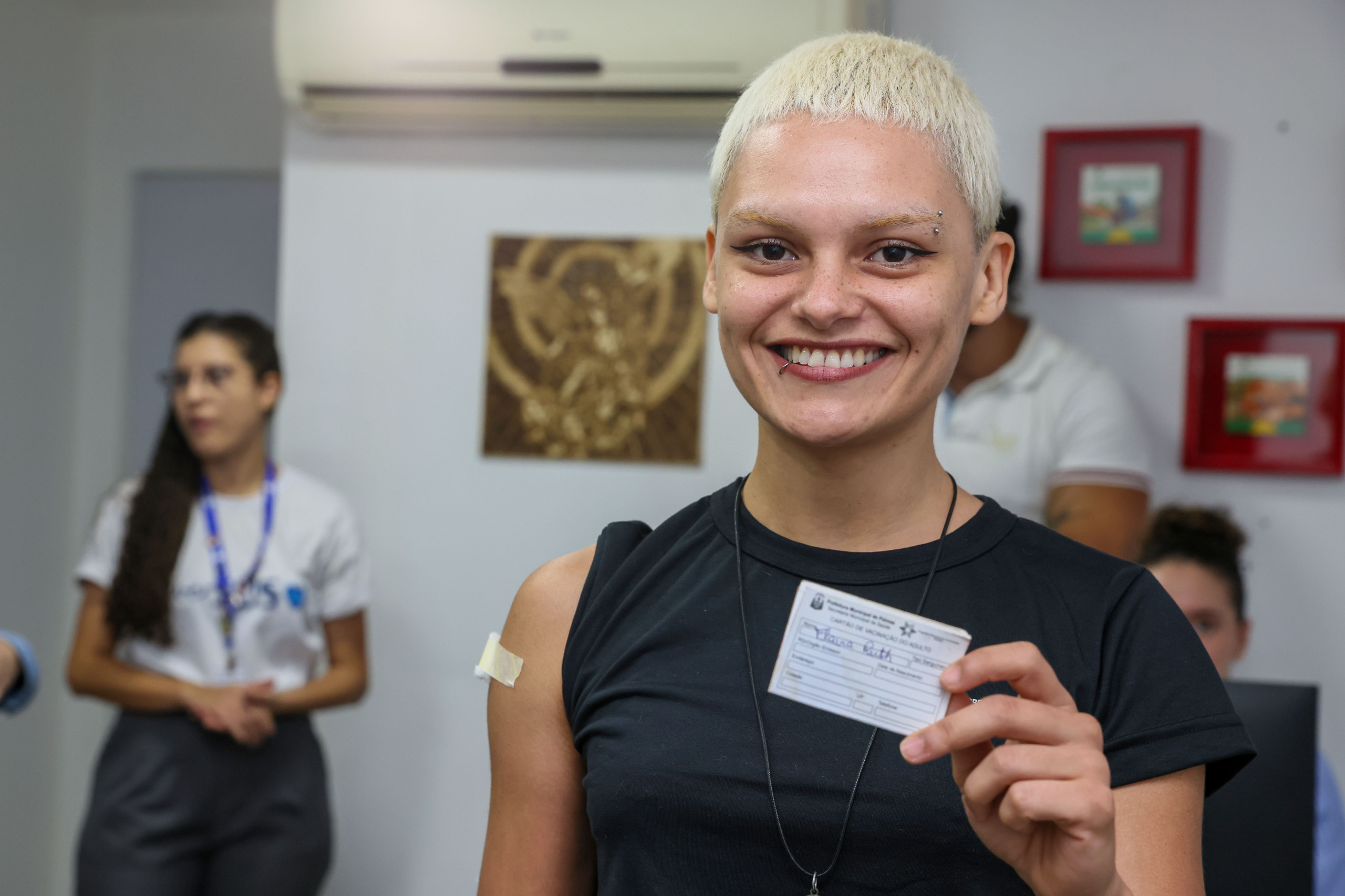 Fotógrafa da FCP Flávia Ruth, conta que conseguiu receber sua imunização da influenza dentro da rotina de trabalho,