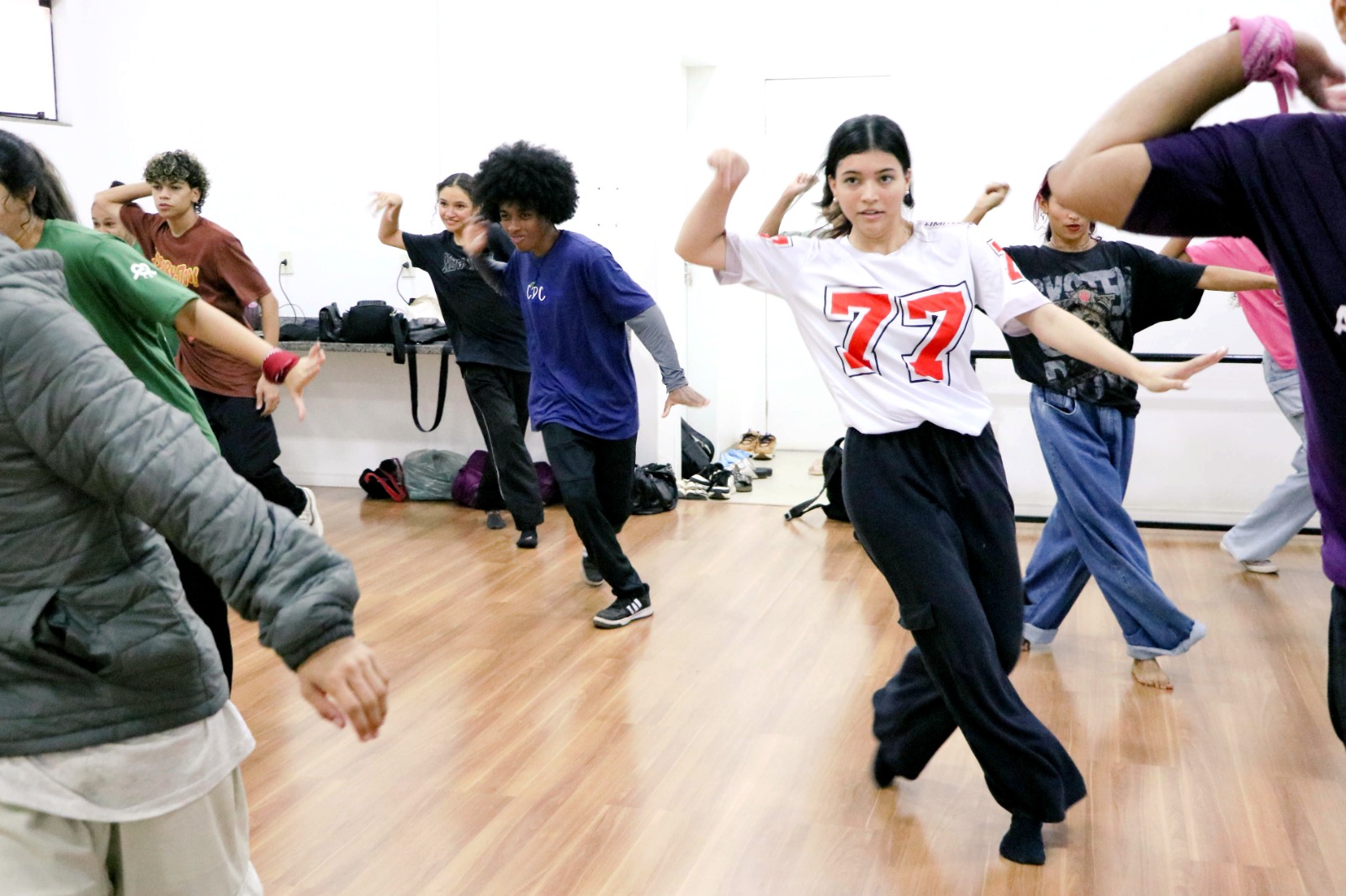 As turmas de danças urbanas se dividiram em cinco grupos para apresentarem diferentes coreografias durante o evento