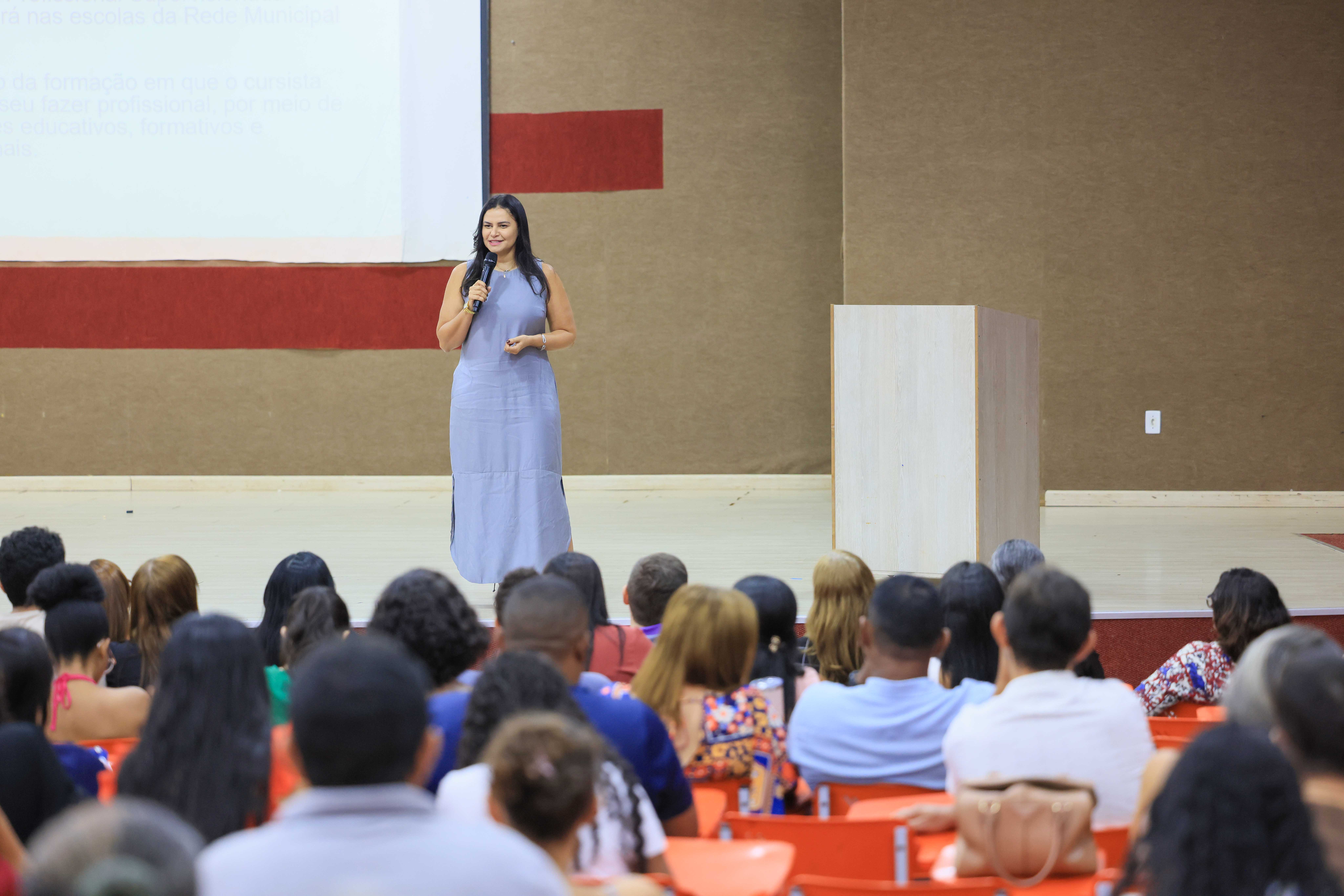 "Sou egressa da primeira turma do curso técnico em Secretaria Escolar, do qual me orgulho muito por ter meu diploma", destaca a secretária municipal da Educação, Anice de Souza Moura