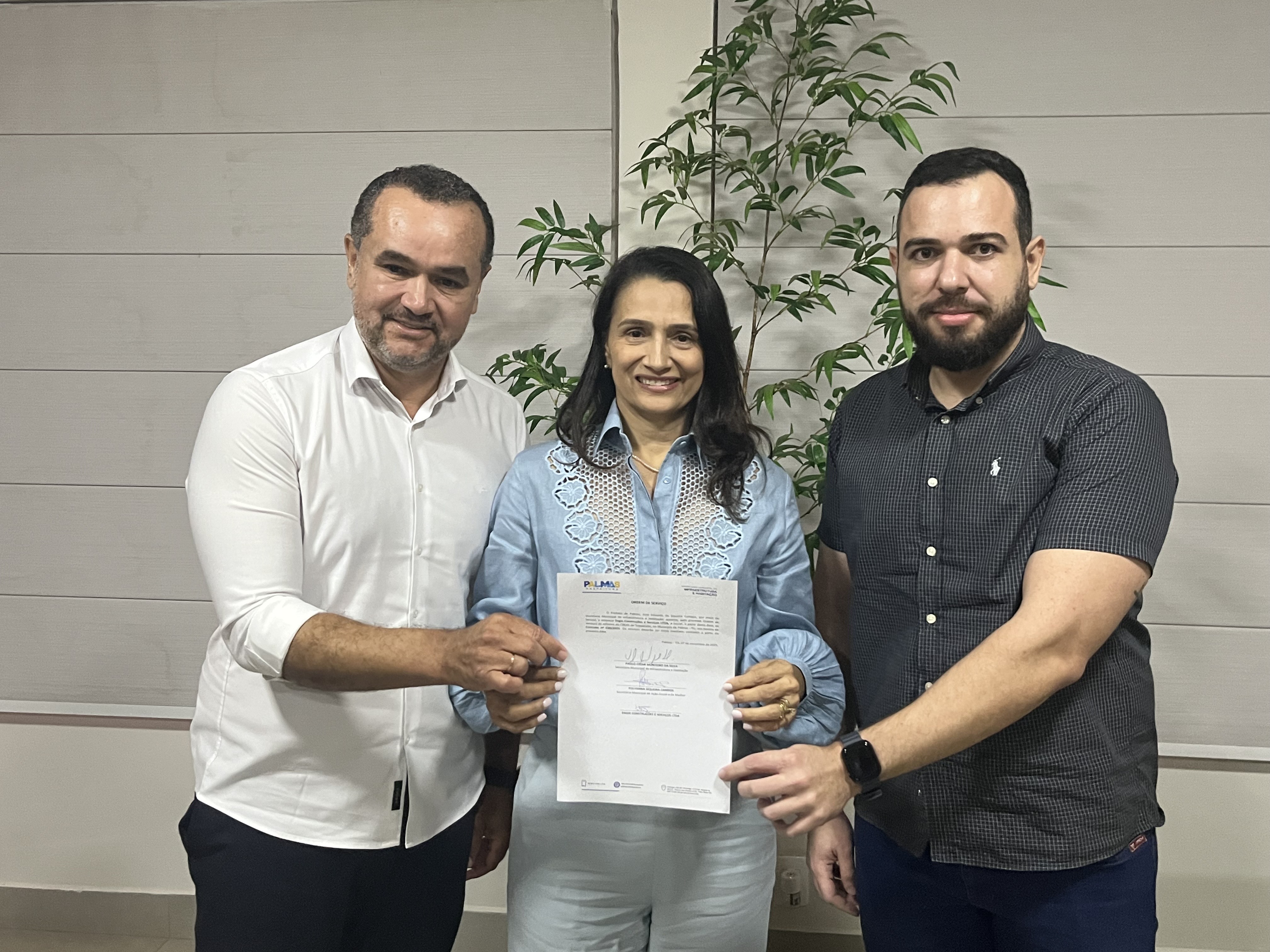 Secretária de Ação Social e da Mulher, Polyanna Siqueira Campos, secretário de Infraestrutura e Habitação, Paulo Cezar Monteiro, e representante da empresa responsável pela obra, Victor Martins Mendonça