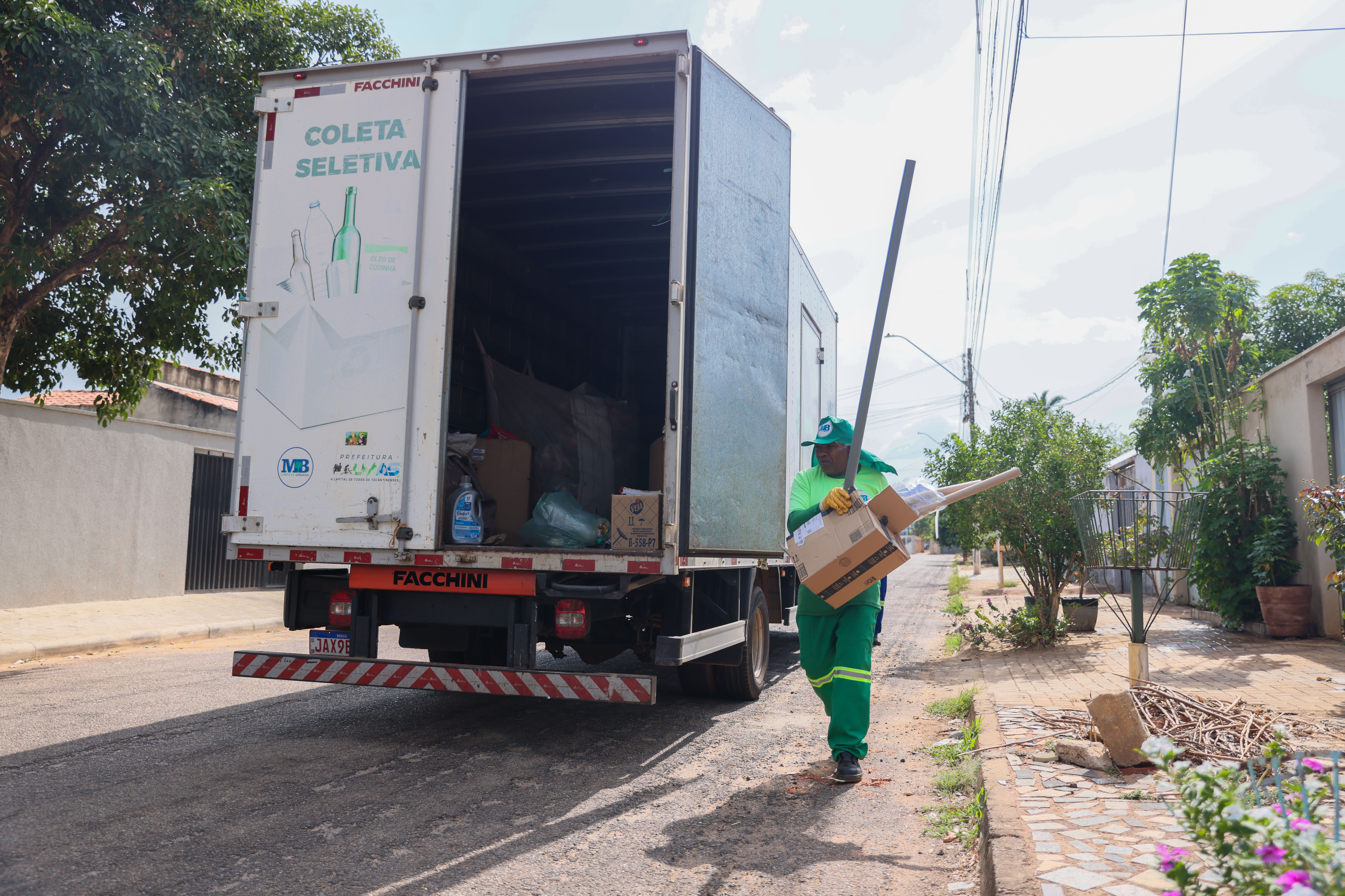 Caminhão da coleta seletiva passa na quadra toda terça-feira, no período da manhã