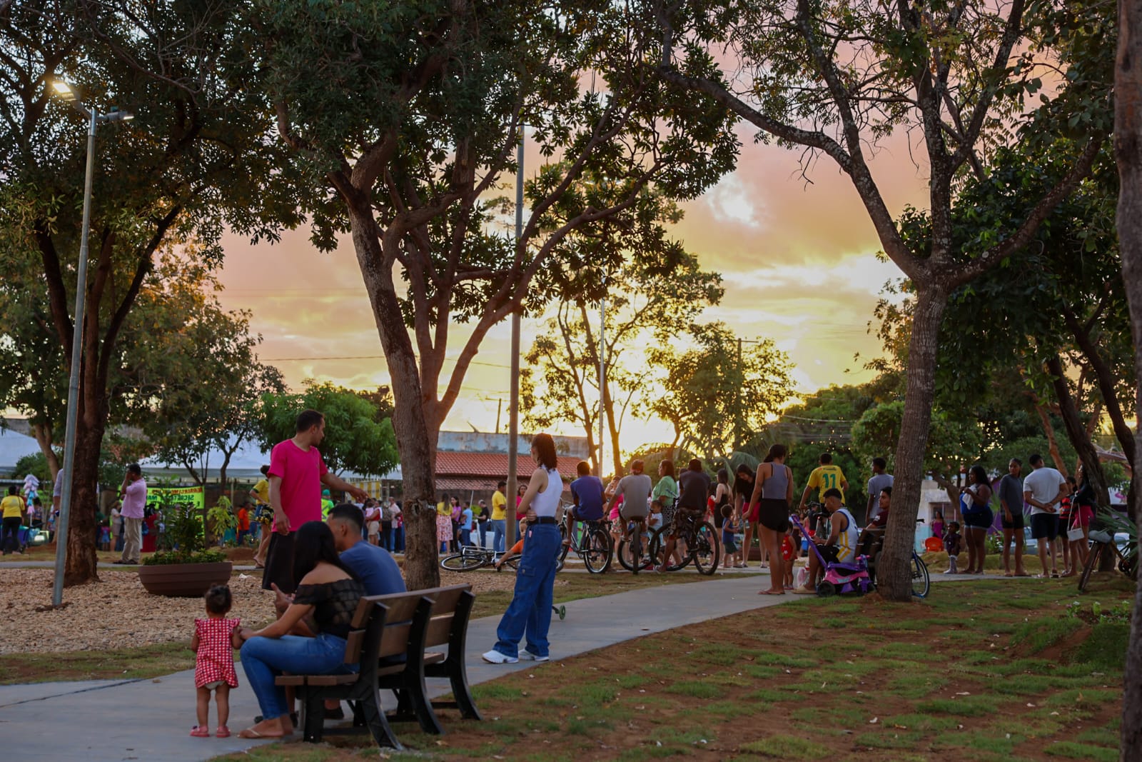 Calçada, paisagismo, bancos e lixeiras estão entre as melhorias