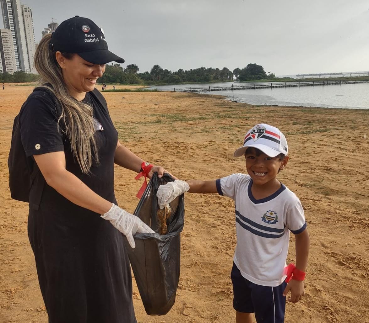 Crianças e seus familiares percorreram a praia em busca dos 'tesouros' representados pelos resíduos descartados de forma incorreta no ambiente