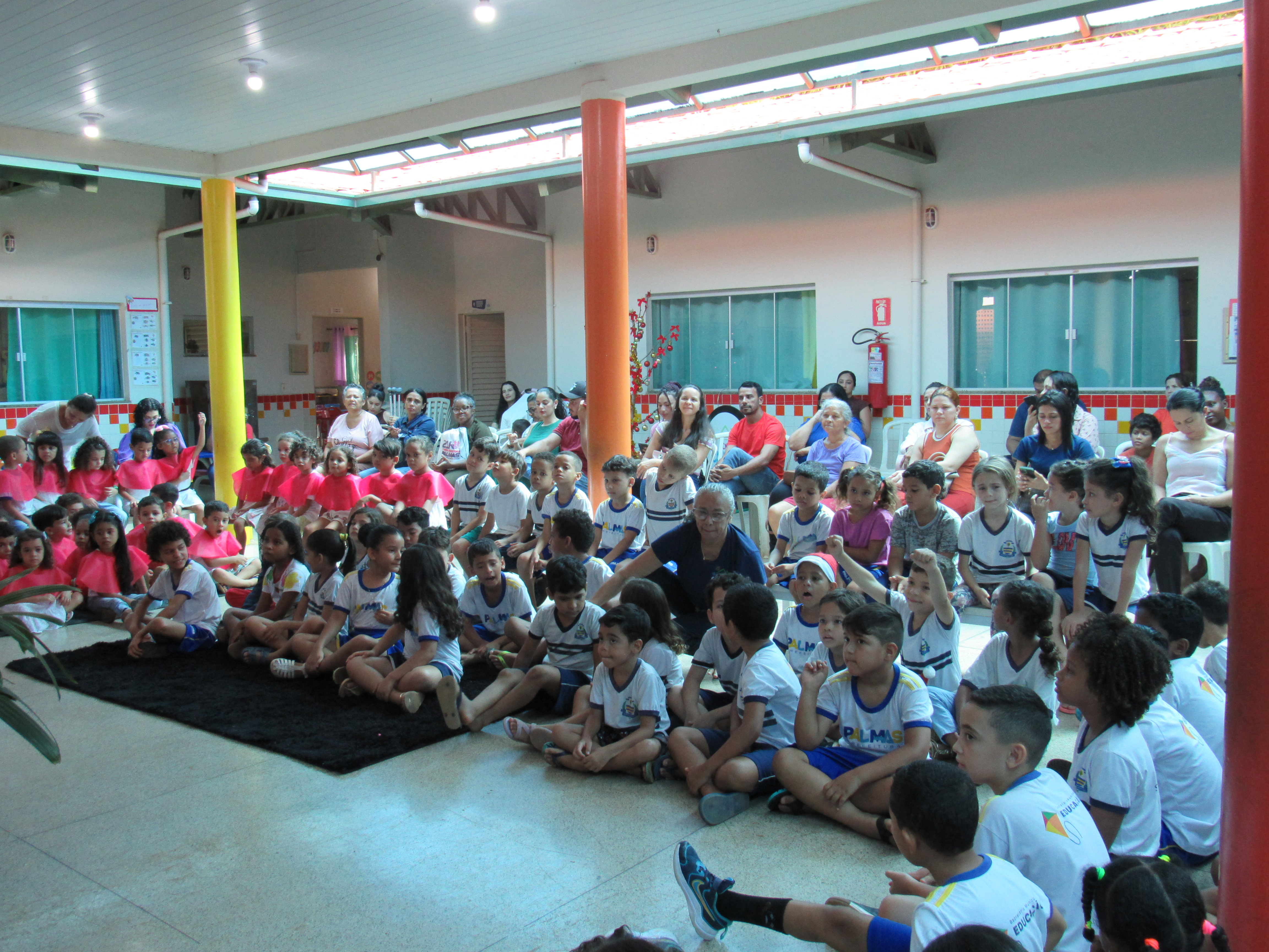 Cmei Cantinho do Saber realizou um momento cívico de Natal com a presença de familiares e toda comunidade escolar