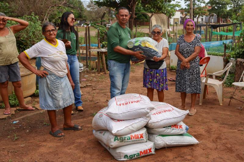 Seder entrega insumos a produtores das hortas comunitárias