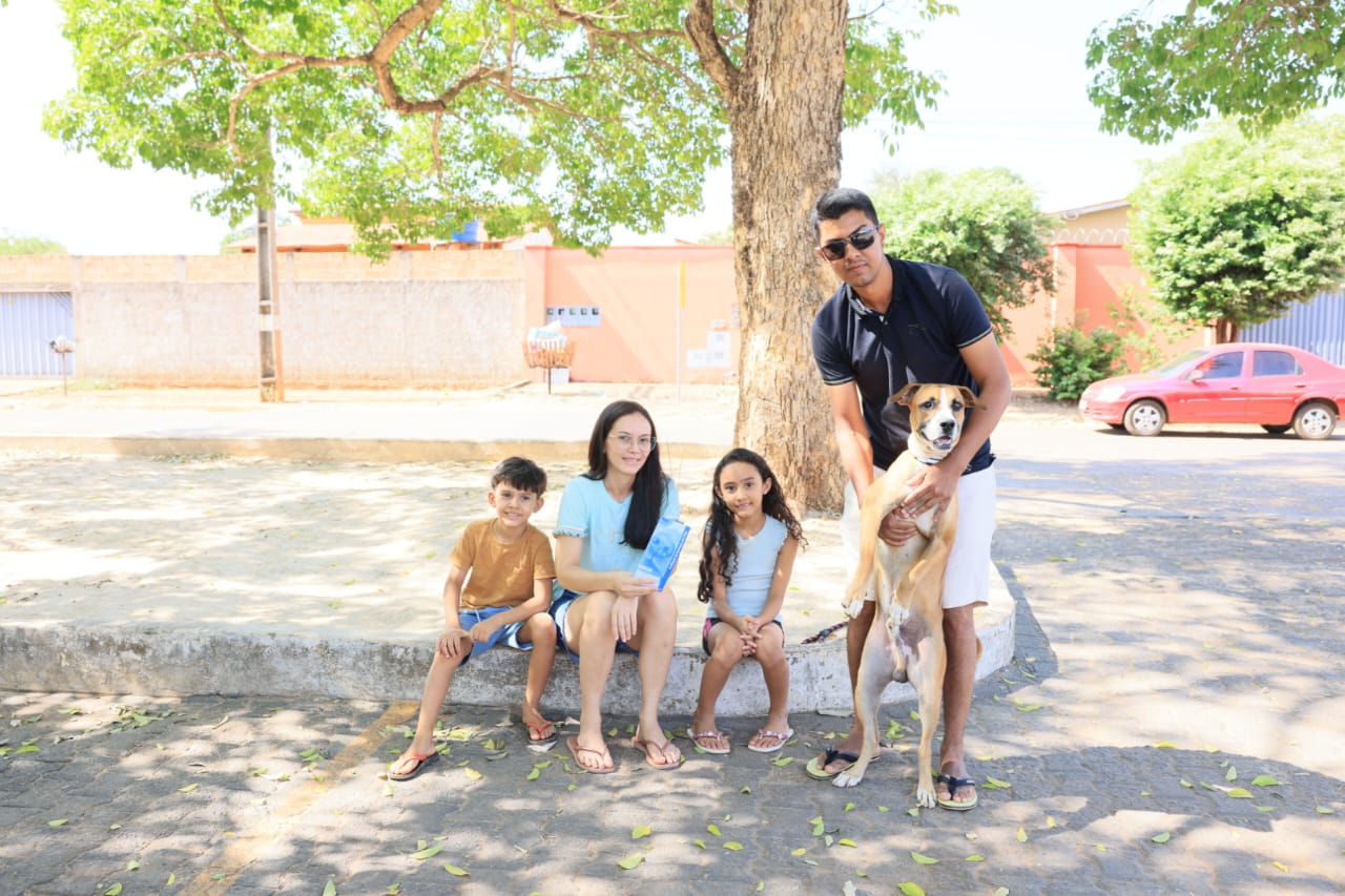 Artesã Carina Carvalho de Sousa Castro, de 31 anos, participou da ação acompanhada do marido Alexandre Castro, de 35 anos, motorista, e dos filhos Nicolas Gabriel, de 6 anos, e Rebeca, de 8 anos levando o cãozinho Billy de 11 meses