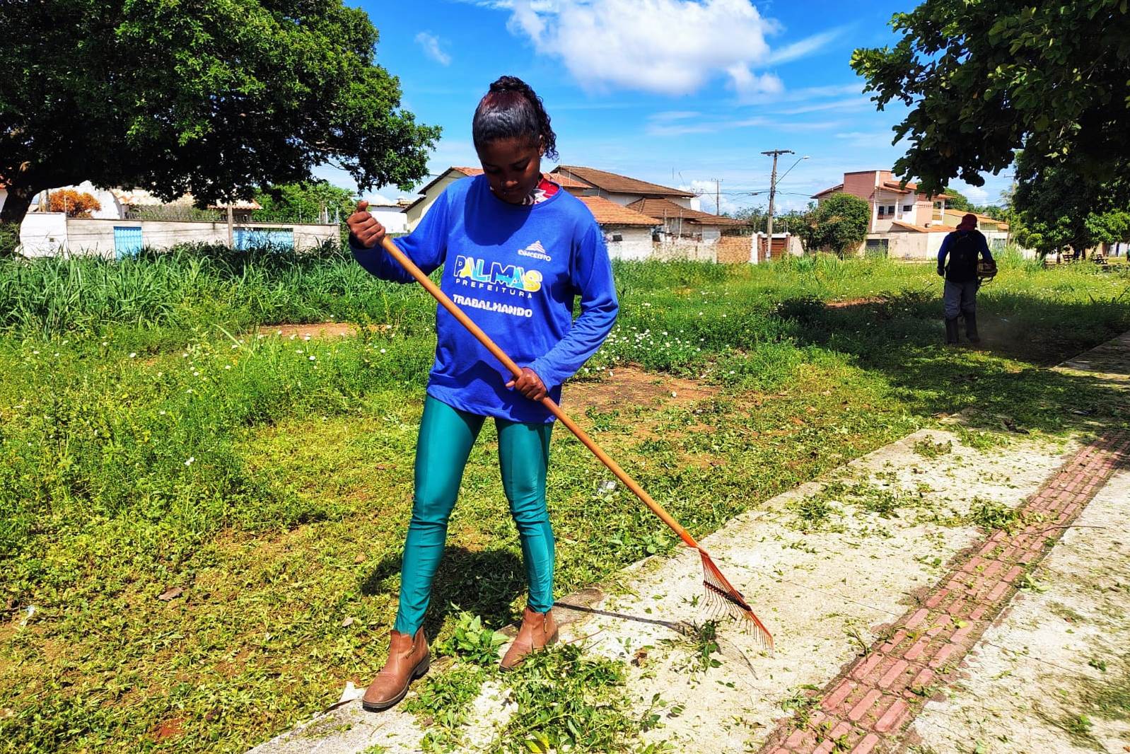Recolhimento da vegetação na praça da Arse 121 (1204 Sul)