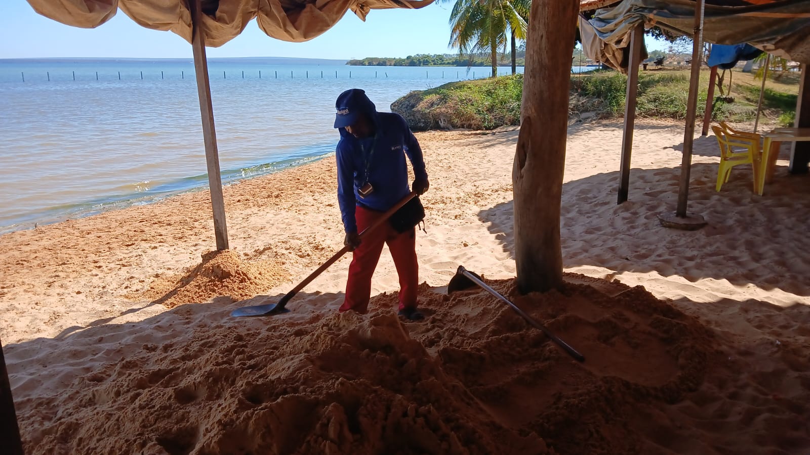 Nivelamento da areia embaixo das barracas