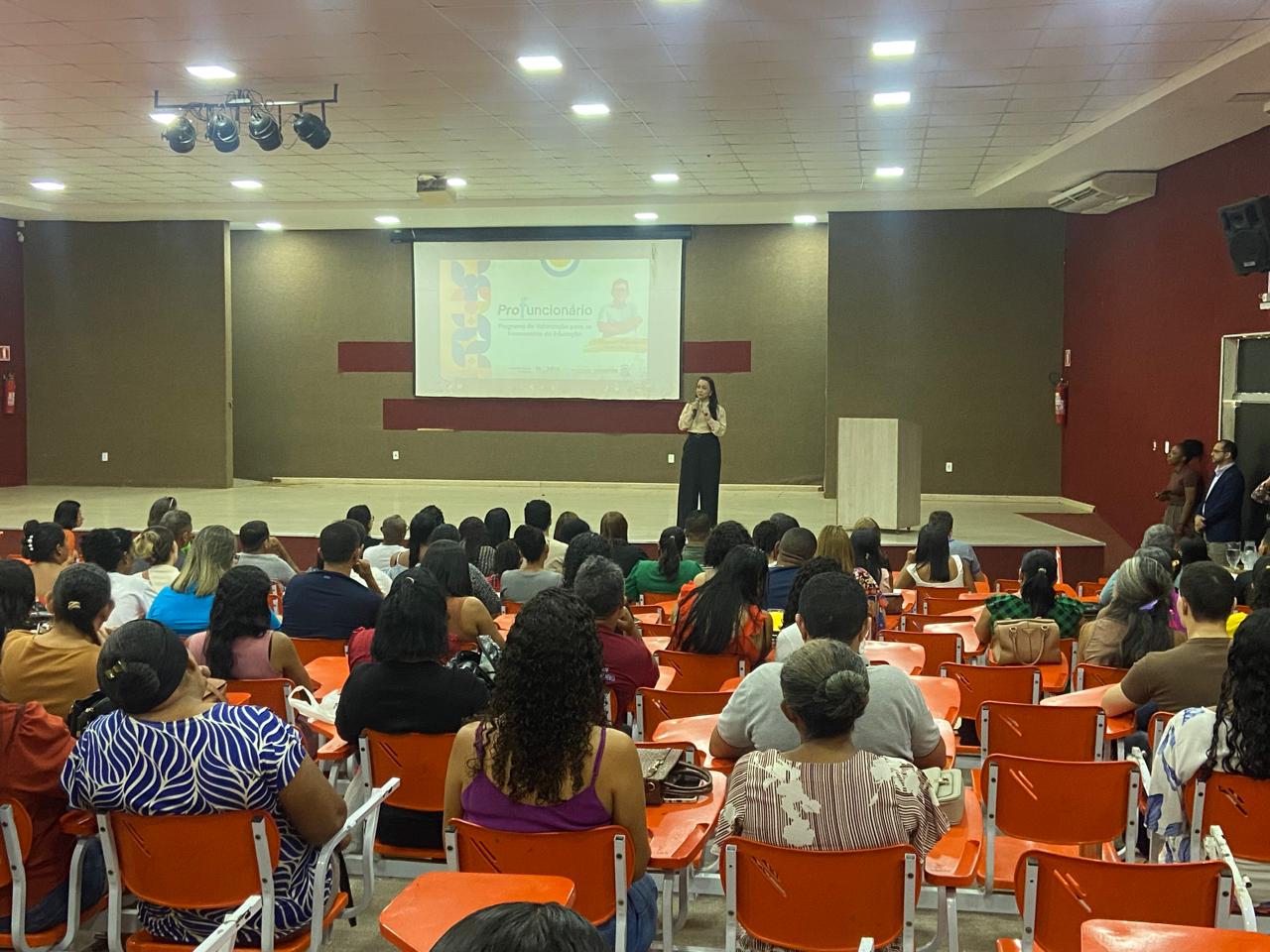 Superintendente de Educação Científica, Tecnológica e Profissional, Carla Patrícia Silva Cruz Pereira, representou a Seduc no evento