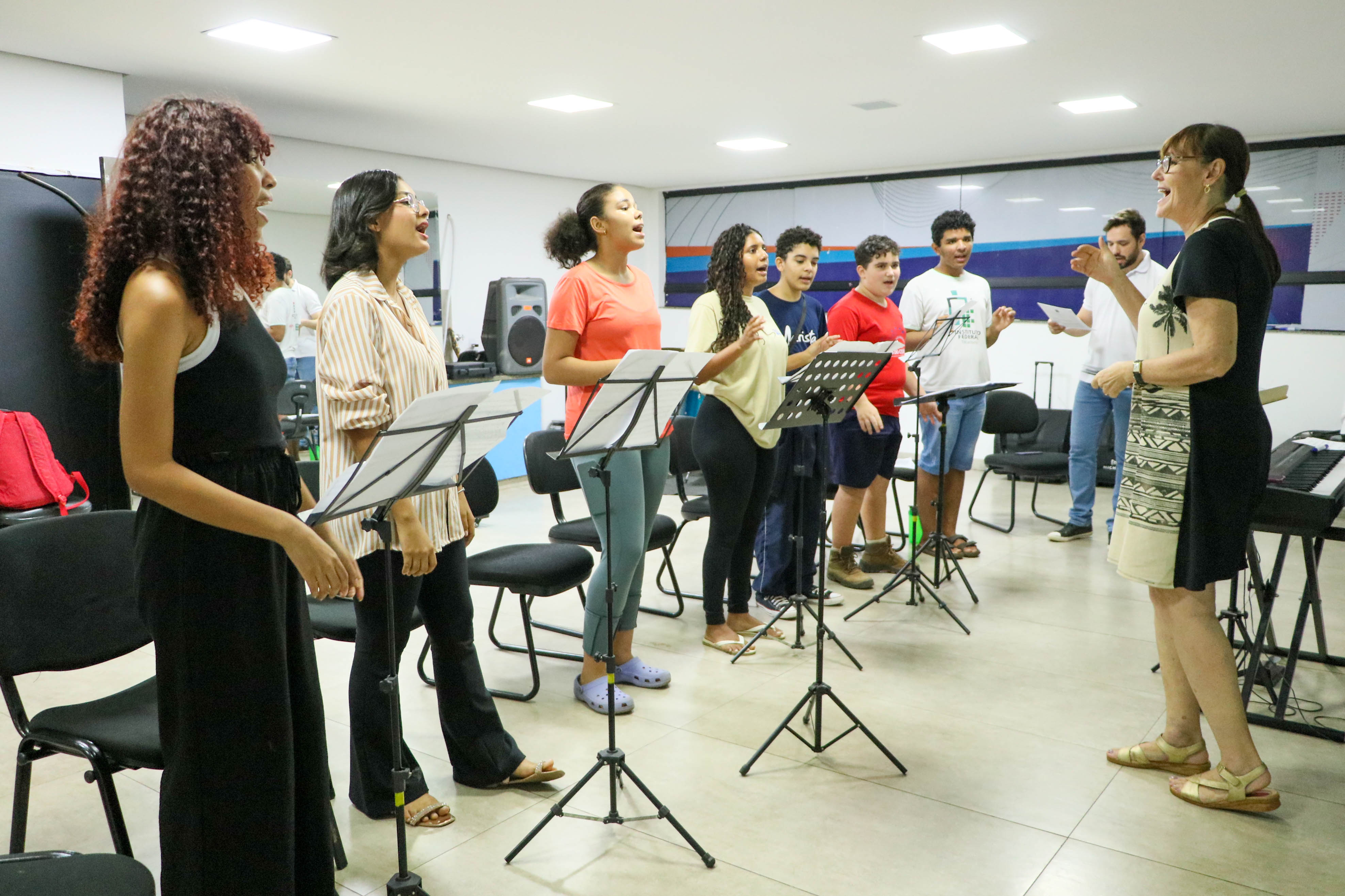O Coral Juvenil da Fundação Cultural de Palmas, criado em setembro de 2025, fará a sua estreia no ‘Concerto Rock.Br’, também sob a regência da maestrina Renate Stephanes (à direita)