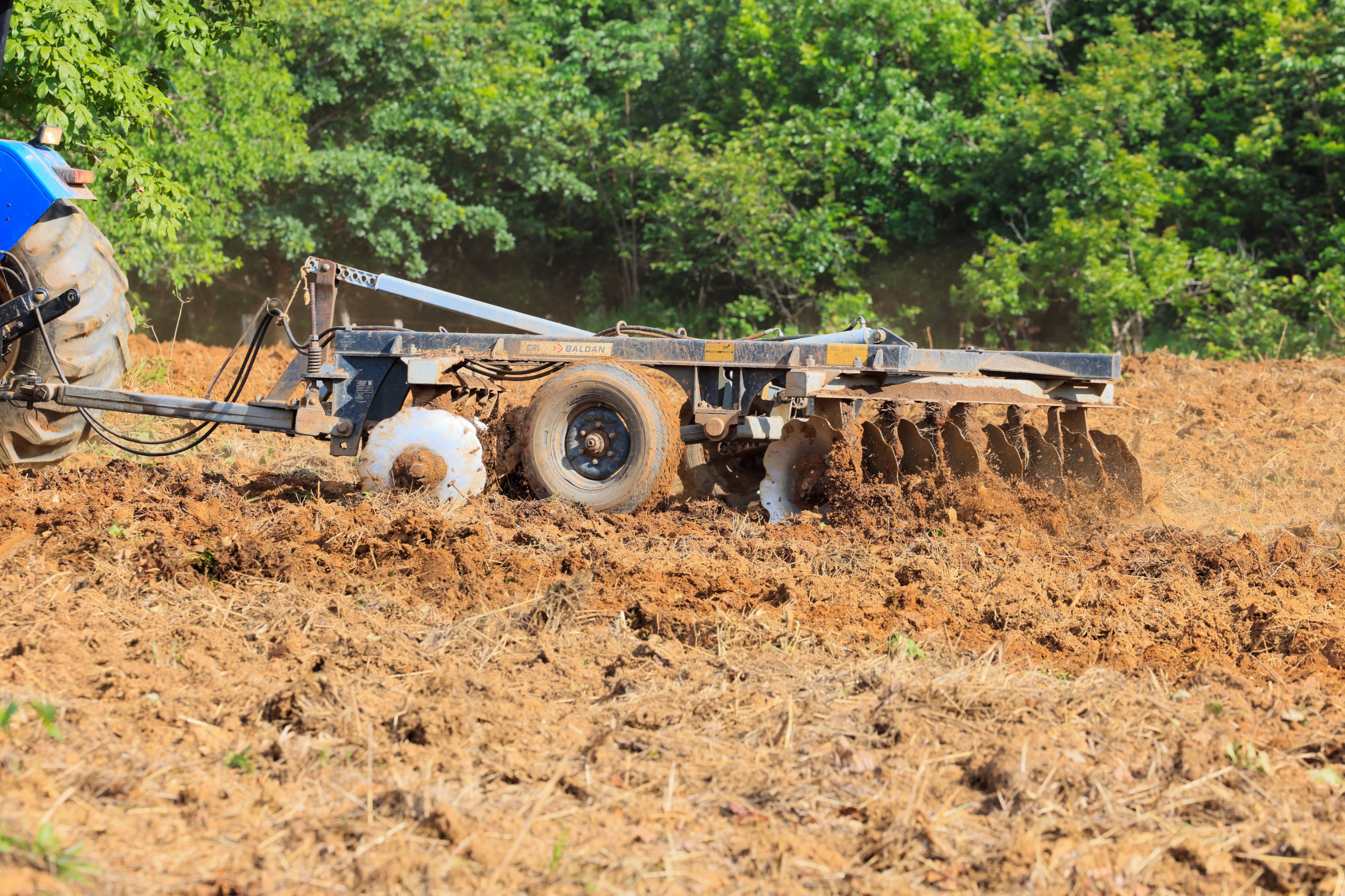 Máquinas em ação no nivelamento do solo em propriedades da zona rural de Palmas